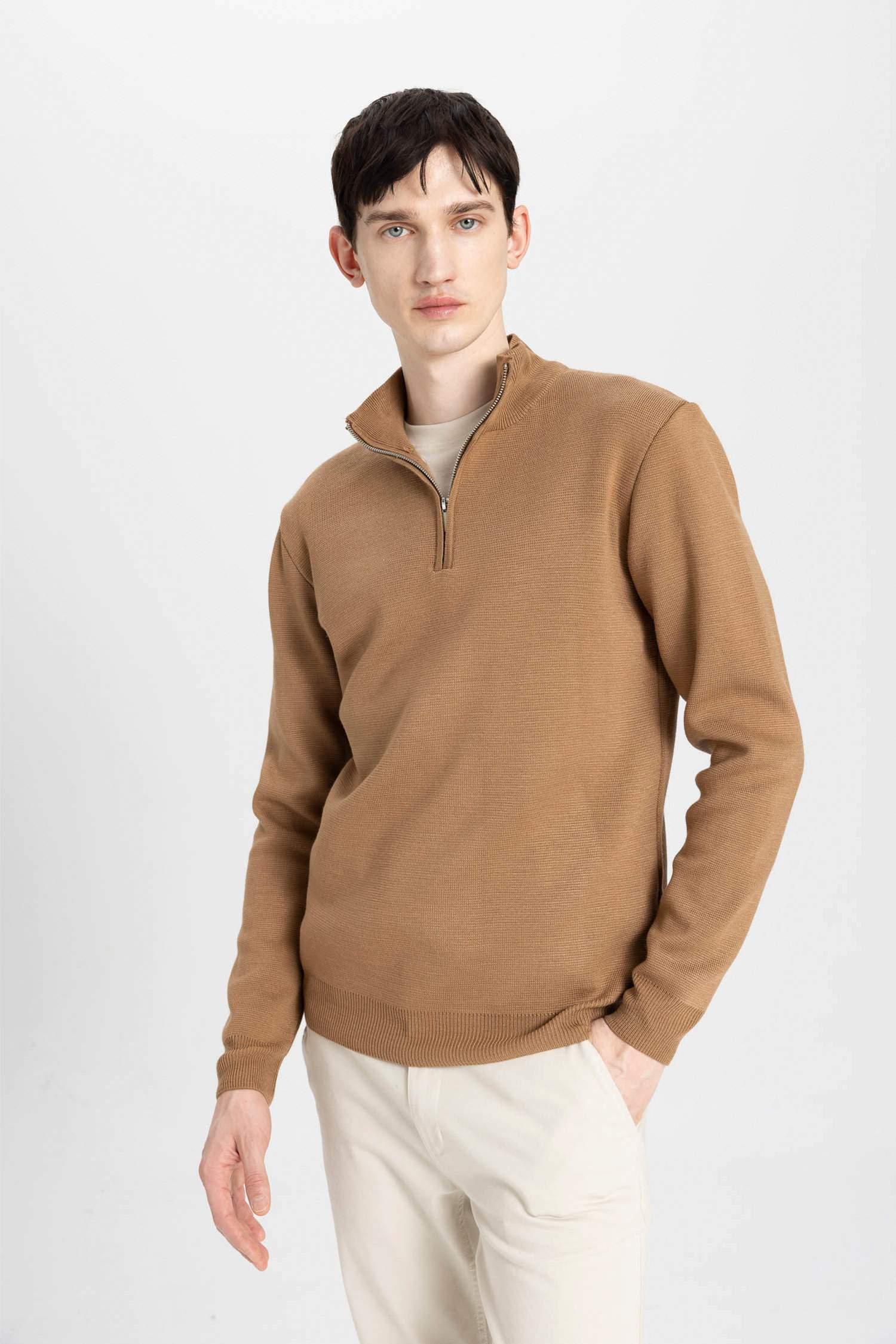 بلوز تريكو سادة قصة عادية بياخة عالية بسحاب