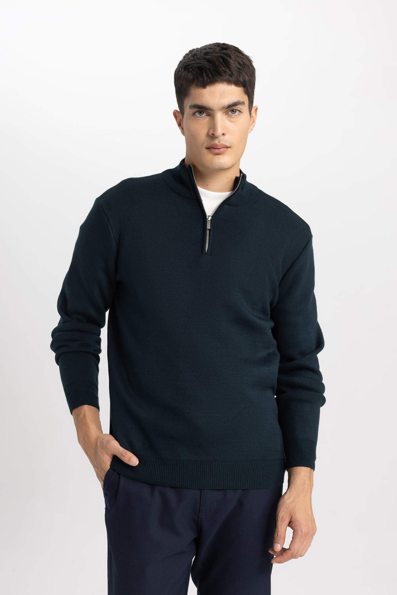 Standart Fit Normal Kesim Dik Yaka Fermuarlı Basic Düz Triko Kazak