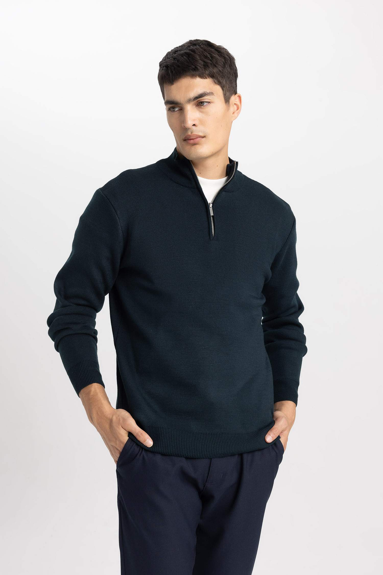 Standart Fit Normal Kesim Dik Yaka Fermuarlı Basic Düz Triko Kazak