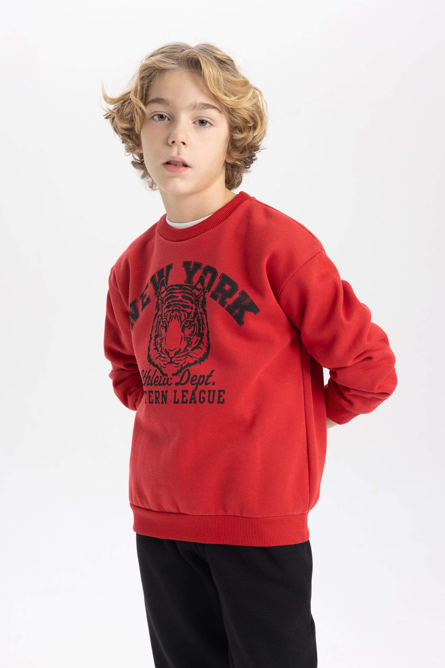 سويت شيرت ولادي قصة عادية بياخة مستديرة