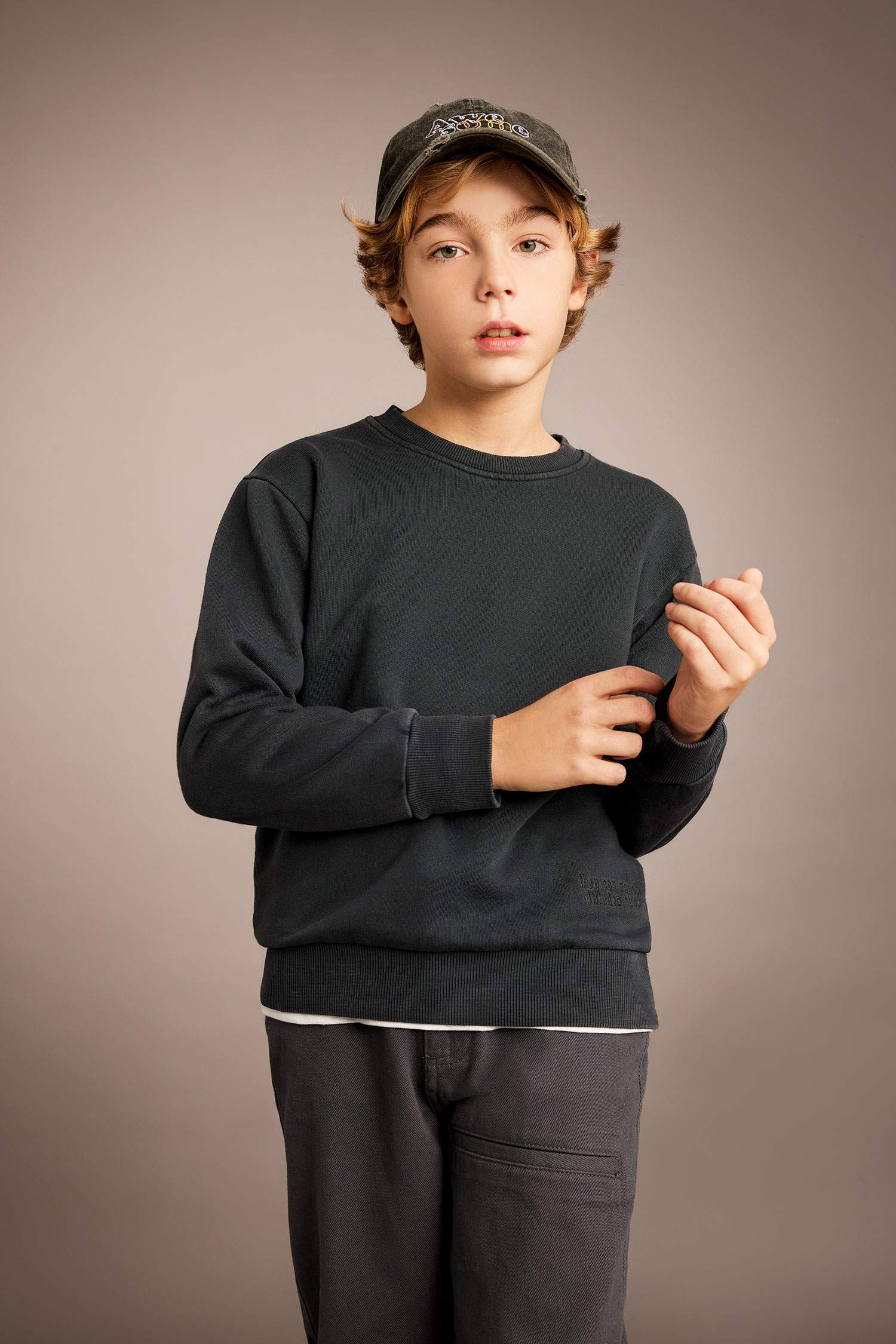 سويت شيرت اولادي قصة عادية بجيب وتأثير باهت