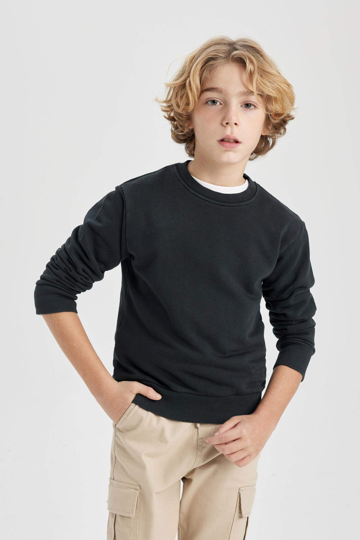 سويت شيرت اولادي قصة عادية بجيب وتأثير باهت