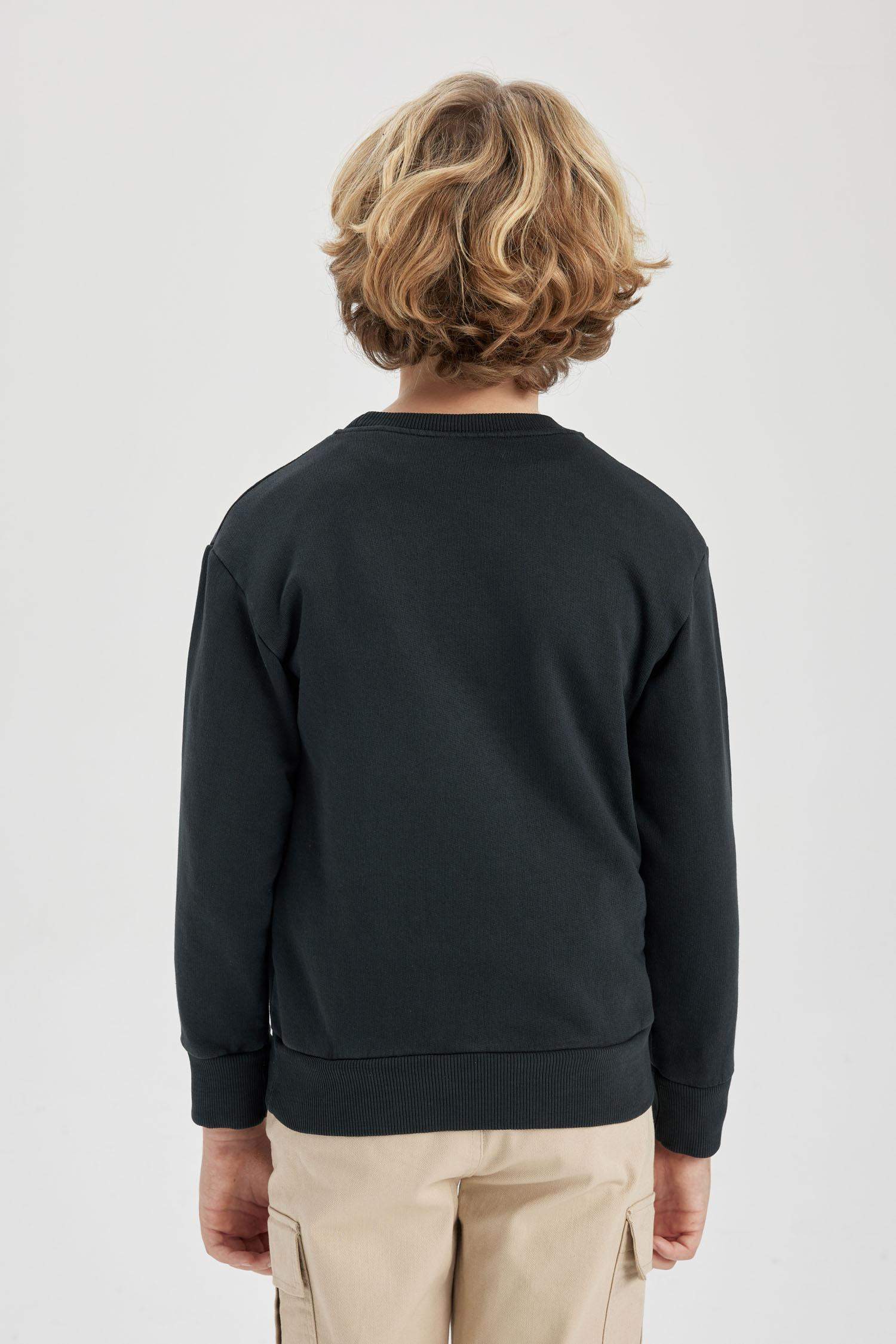 سويت شيرت اولادي قصة عادية بجيب وتأثير باهت