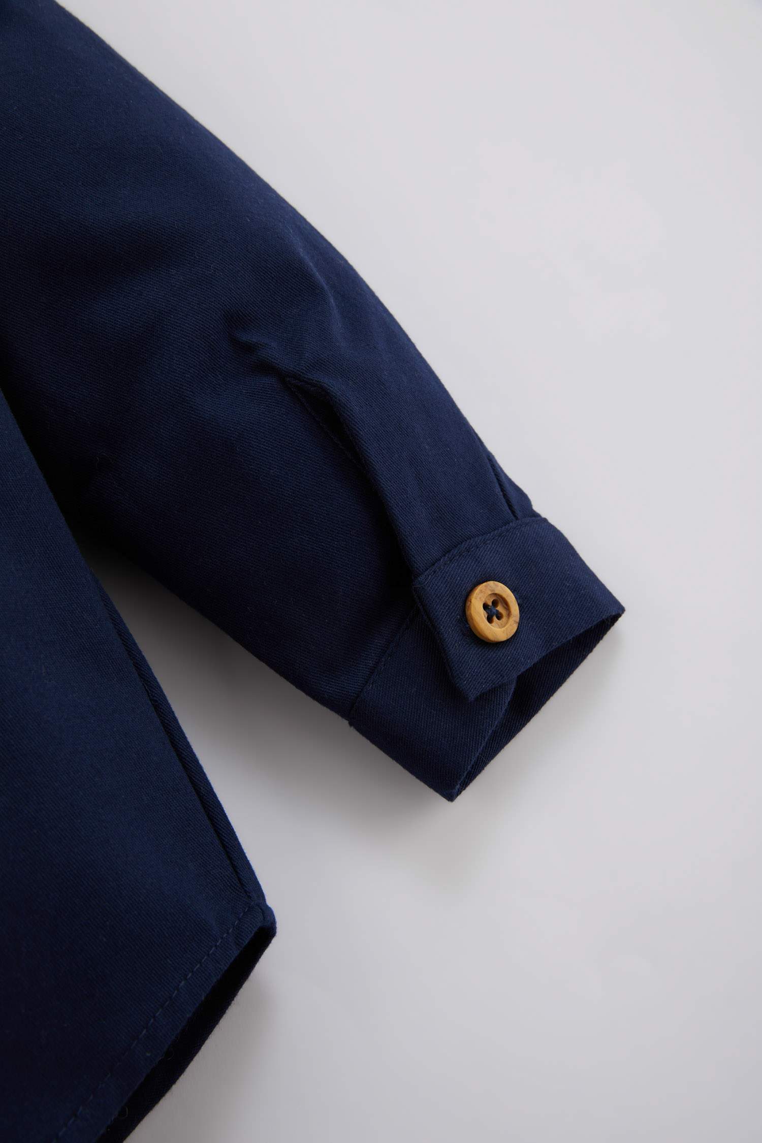 قميص ولادي كم طويل بطبعة شعار قصة عادية