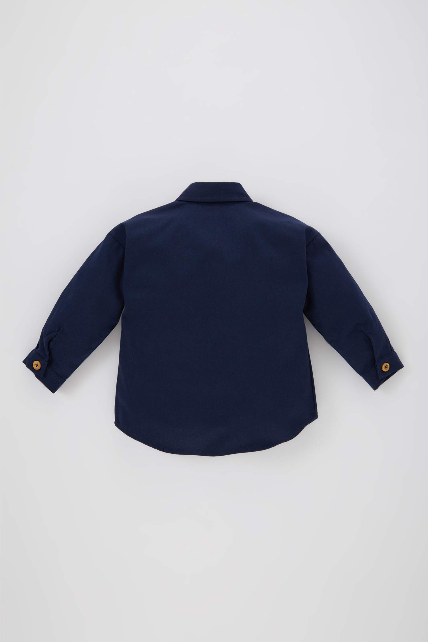 قميص ولادي كم طويل بطبعة شعار قصة عادية