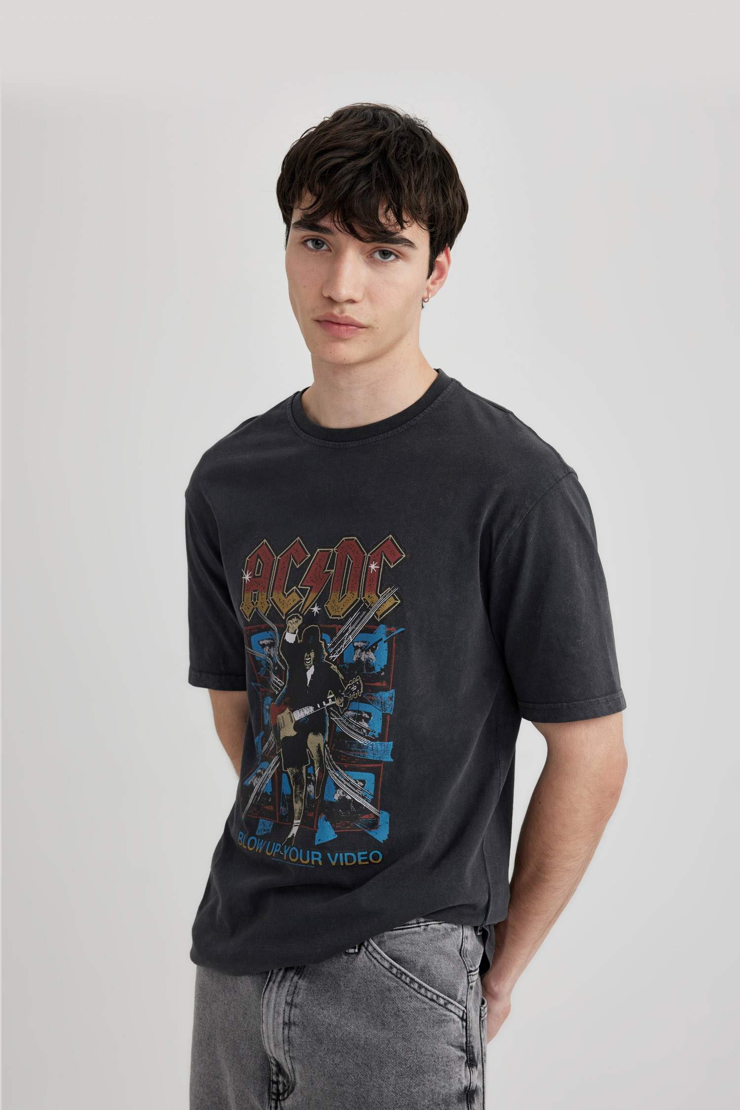 تيشيرت نص ردن قصة عادية بياخة مستديرة من AC/DC