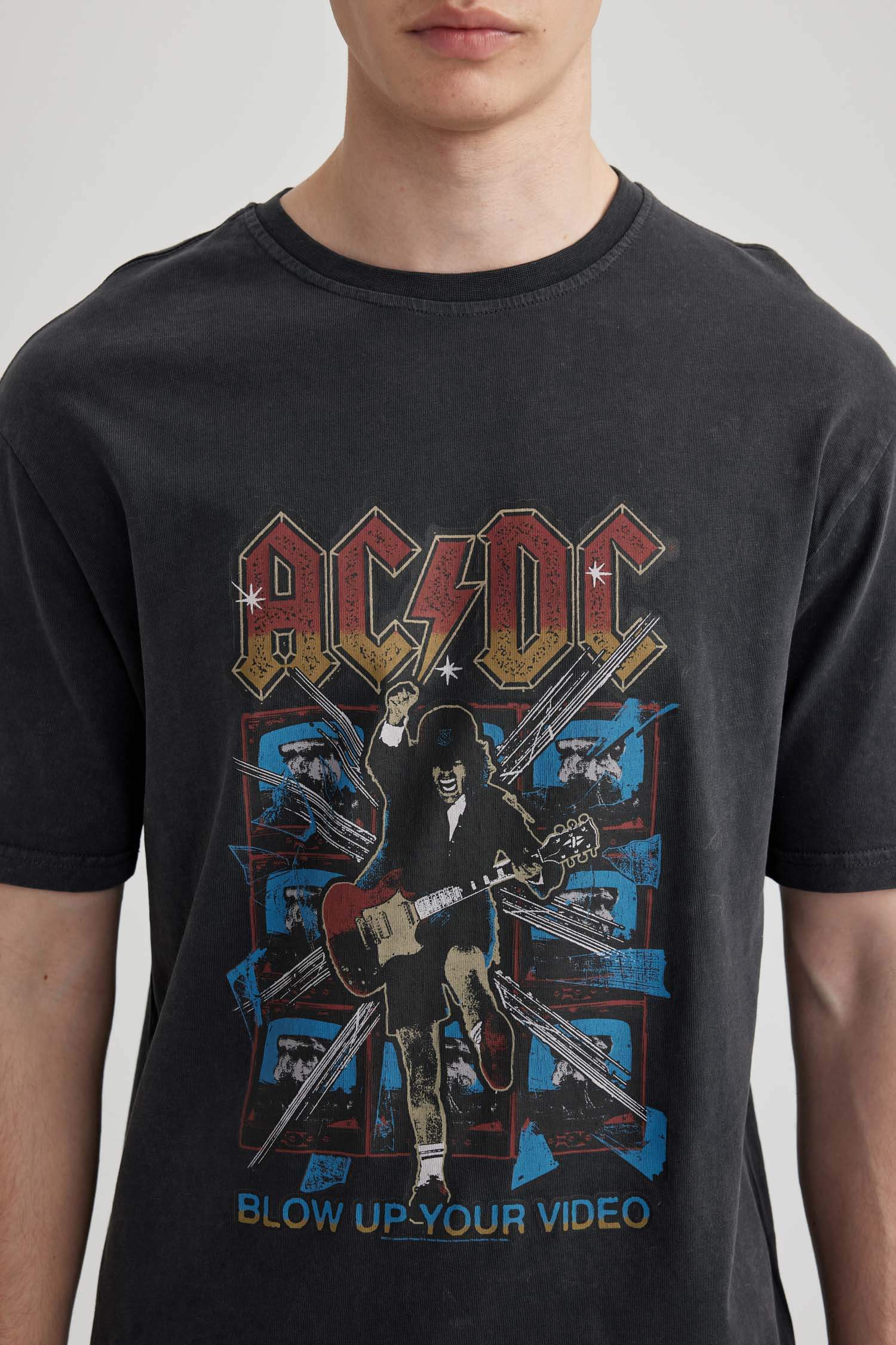 تيشيرت نص ردن قصة عادية بياخة مستديرة من AC/DC