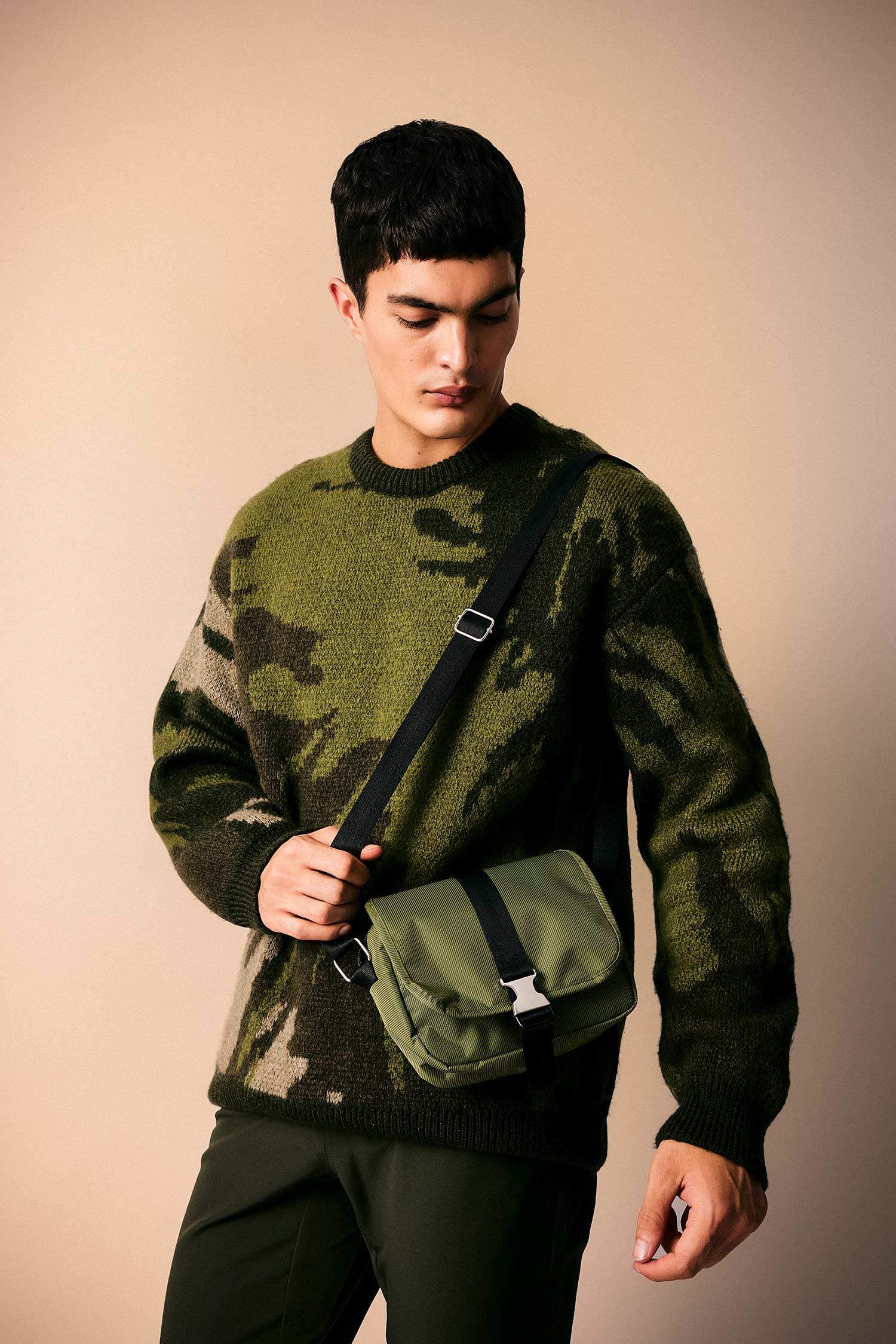 شنطة كروس بودي رجالي أخضر