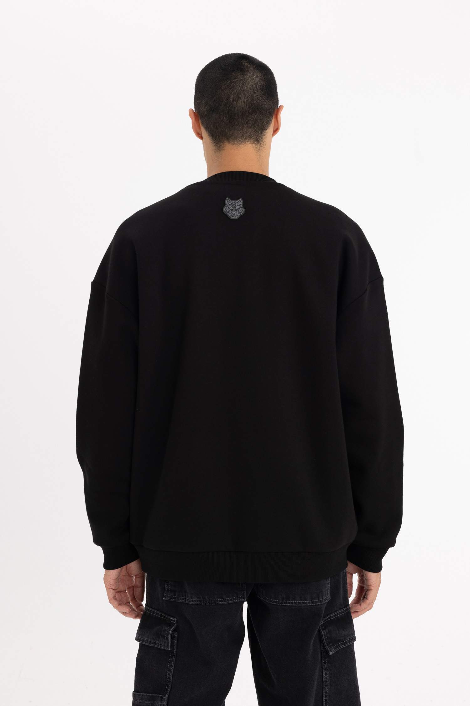 Oversize свитшот с круглым вырезом и принтом