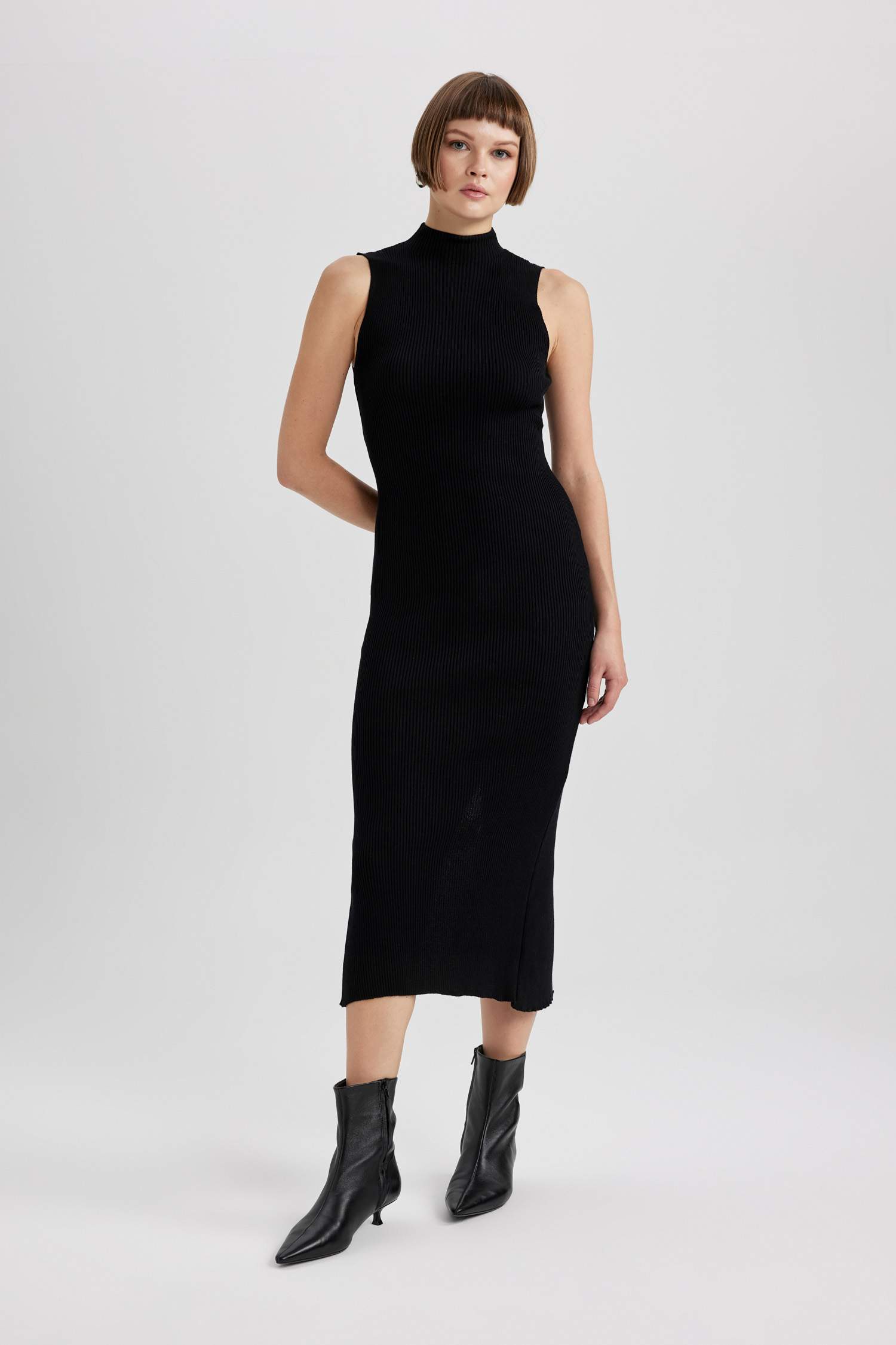 Fitted Vücuda Oturan Yarım Balıkçı Yaka Basic Düz Kolsuz Midi Triko Elbise