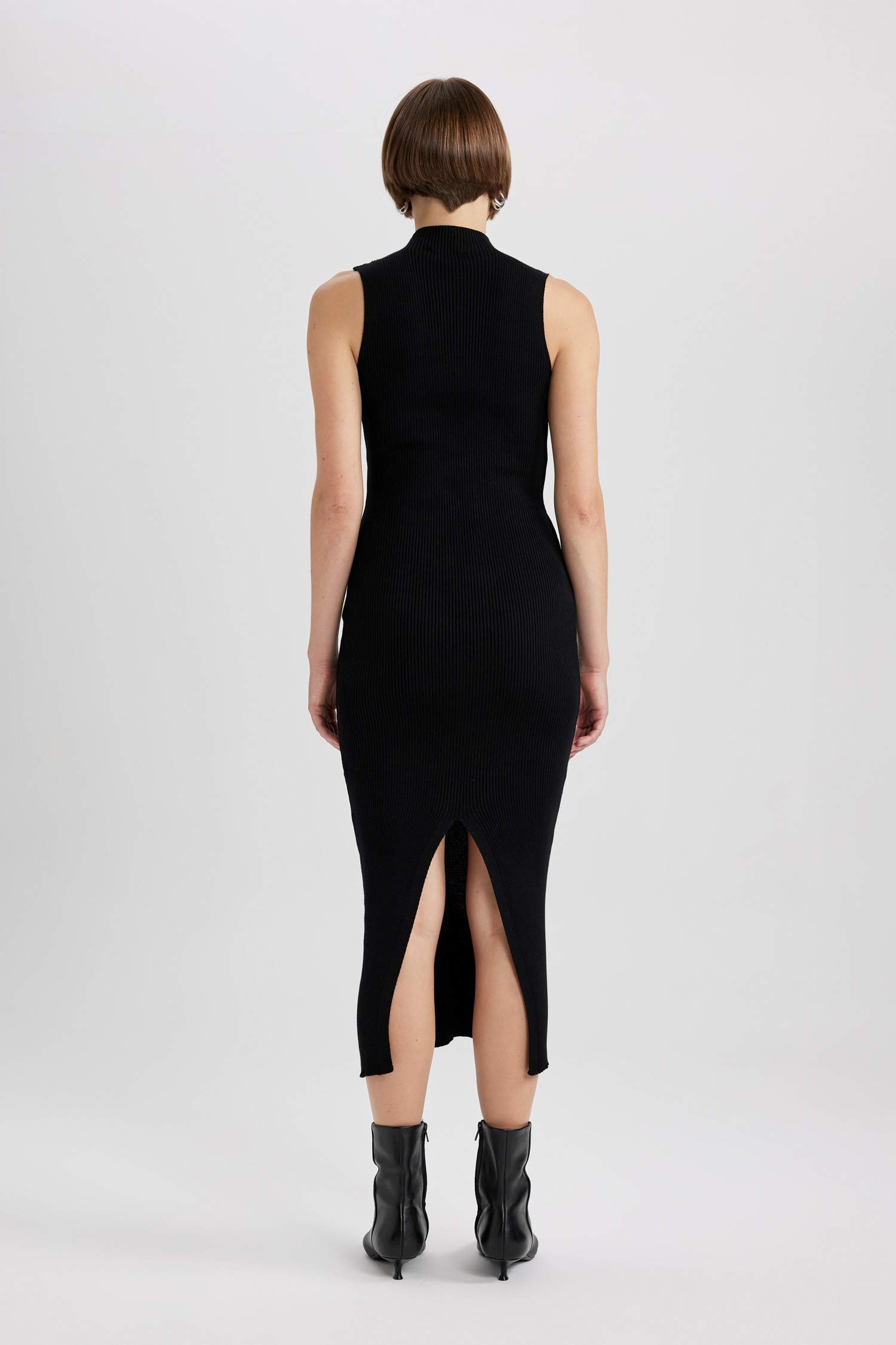 Fitted Vücuda Oturan Yarım Balıkçı Yaka Basic Düz Kolsuz Midi Triko Elbise