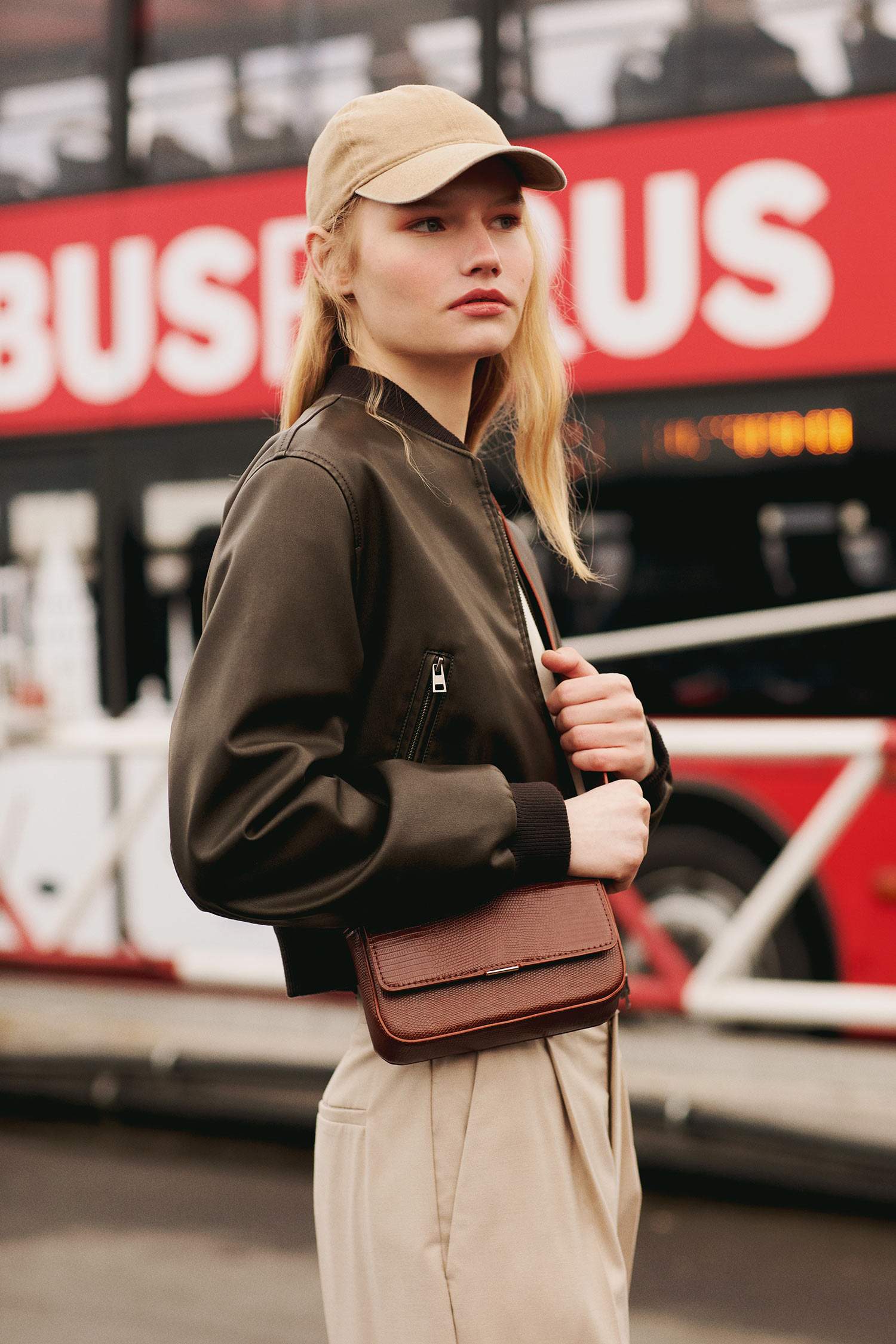 Бомбер из искусственной кожи