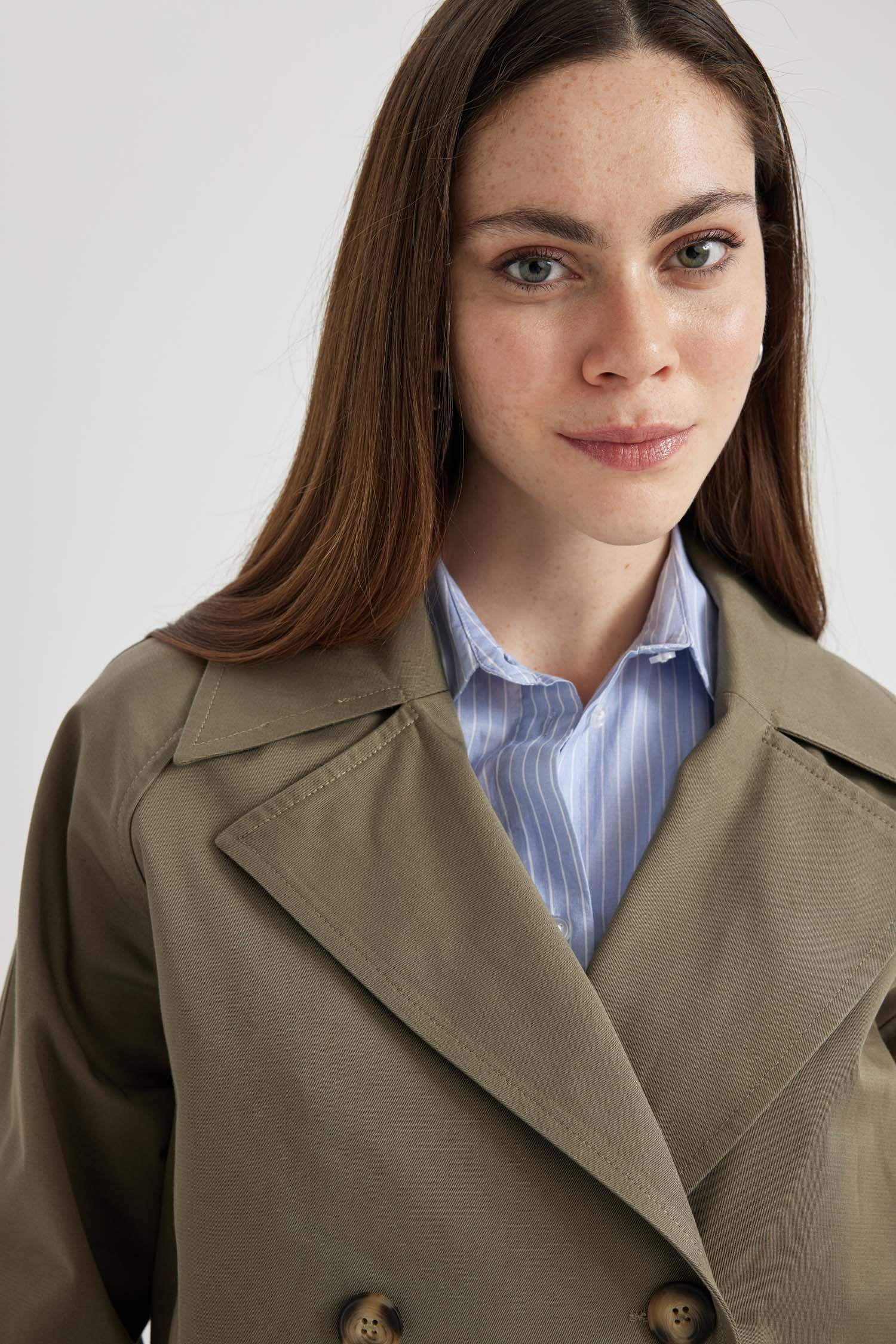 Mevsimlik Kısa Trençkot Kruvaze Yaka Düğmeli Apoletli