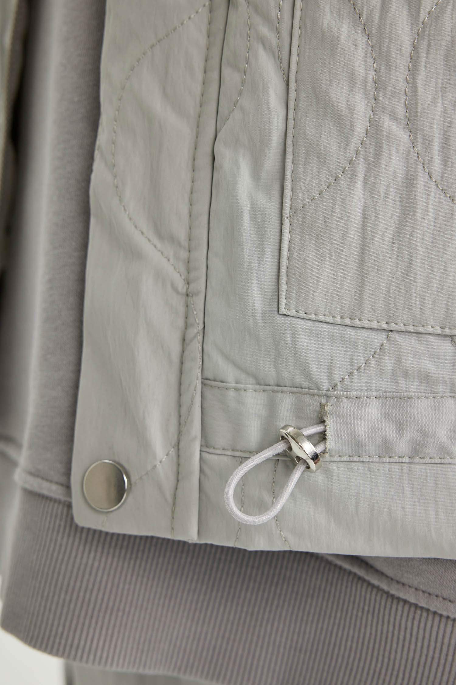 جيلي باراشوت بجيب وياقة عالية