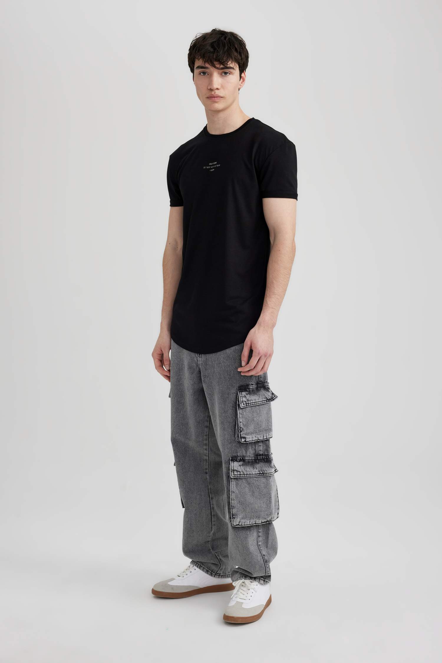 تي شيرت نص كم بقصة طويلة وياقة مستديرة