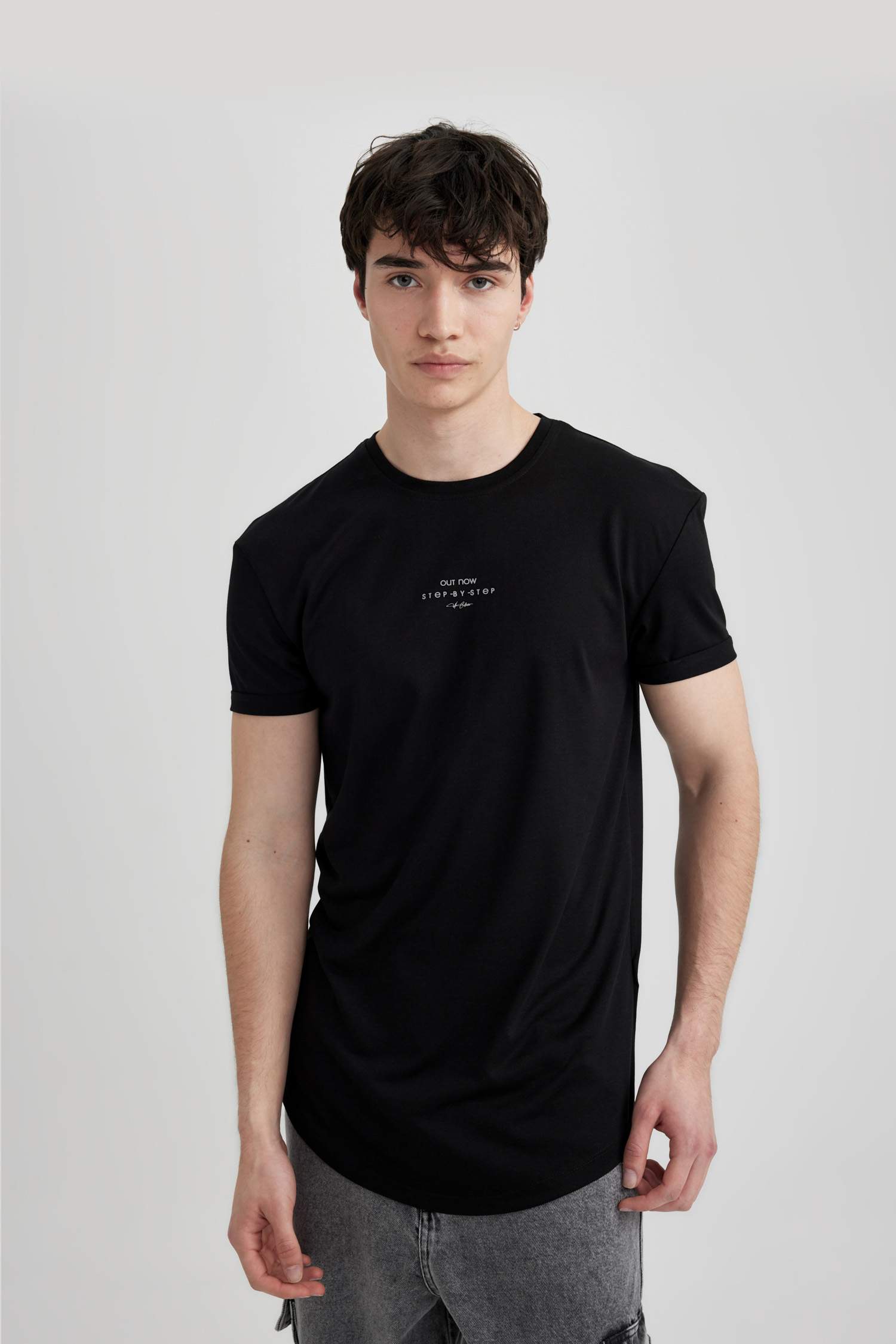 تي شيرت نص كم بقصة طويلة وياقة مستديرة