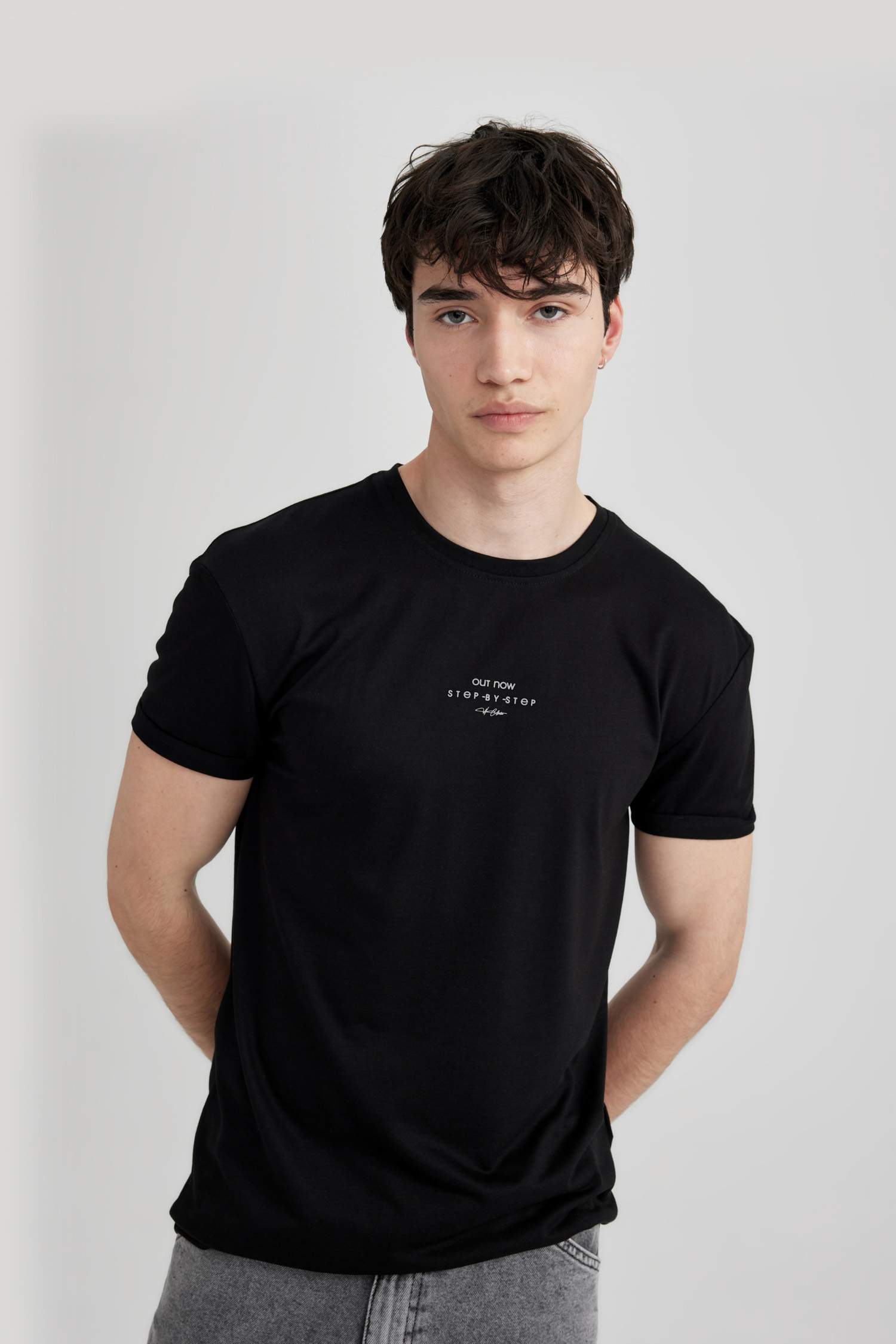 تي شيرت نص كم بقصة طويلة وياقة مستديرة