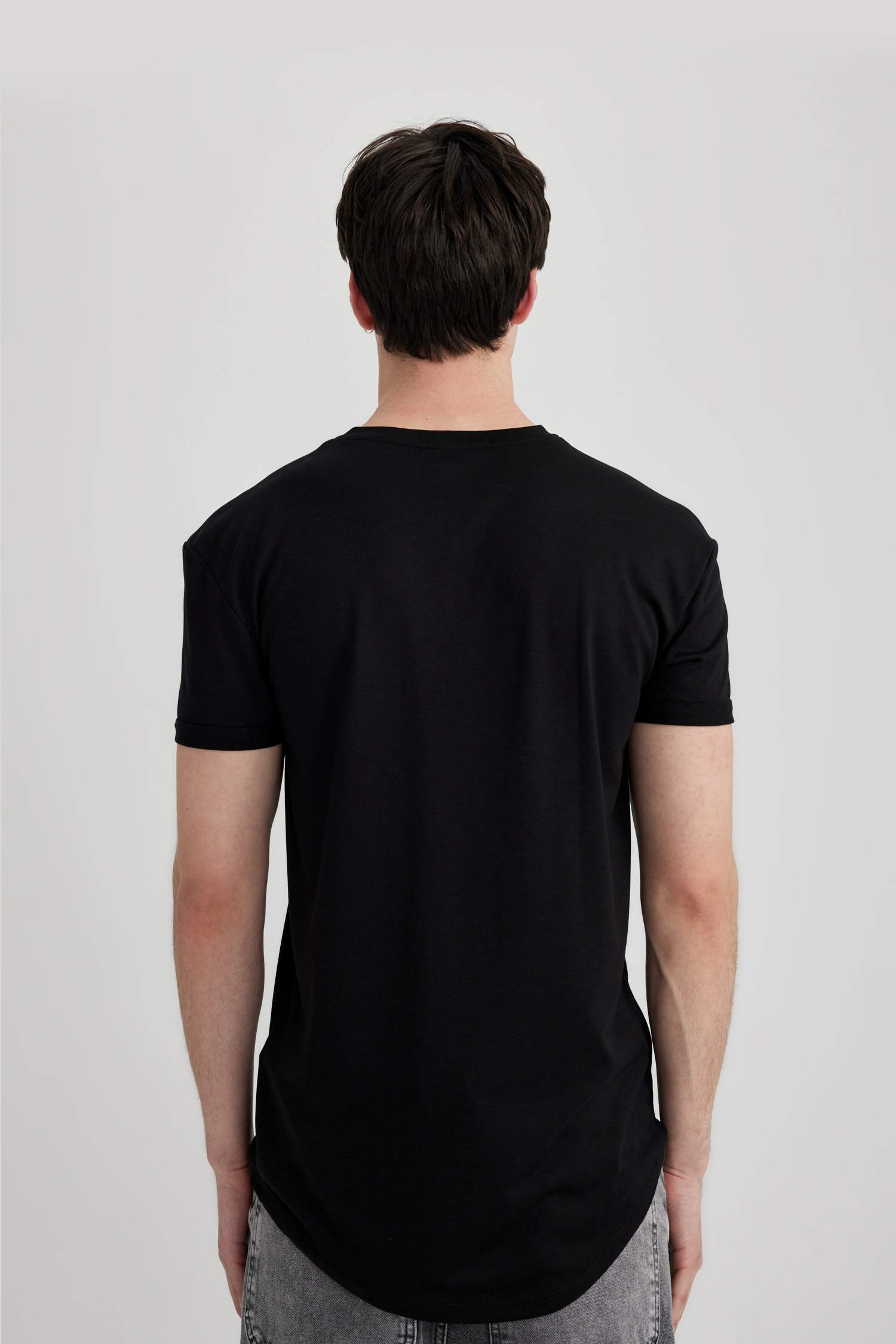 تي شيرت نص كم بقصة طويلة وياقة مستديرة