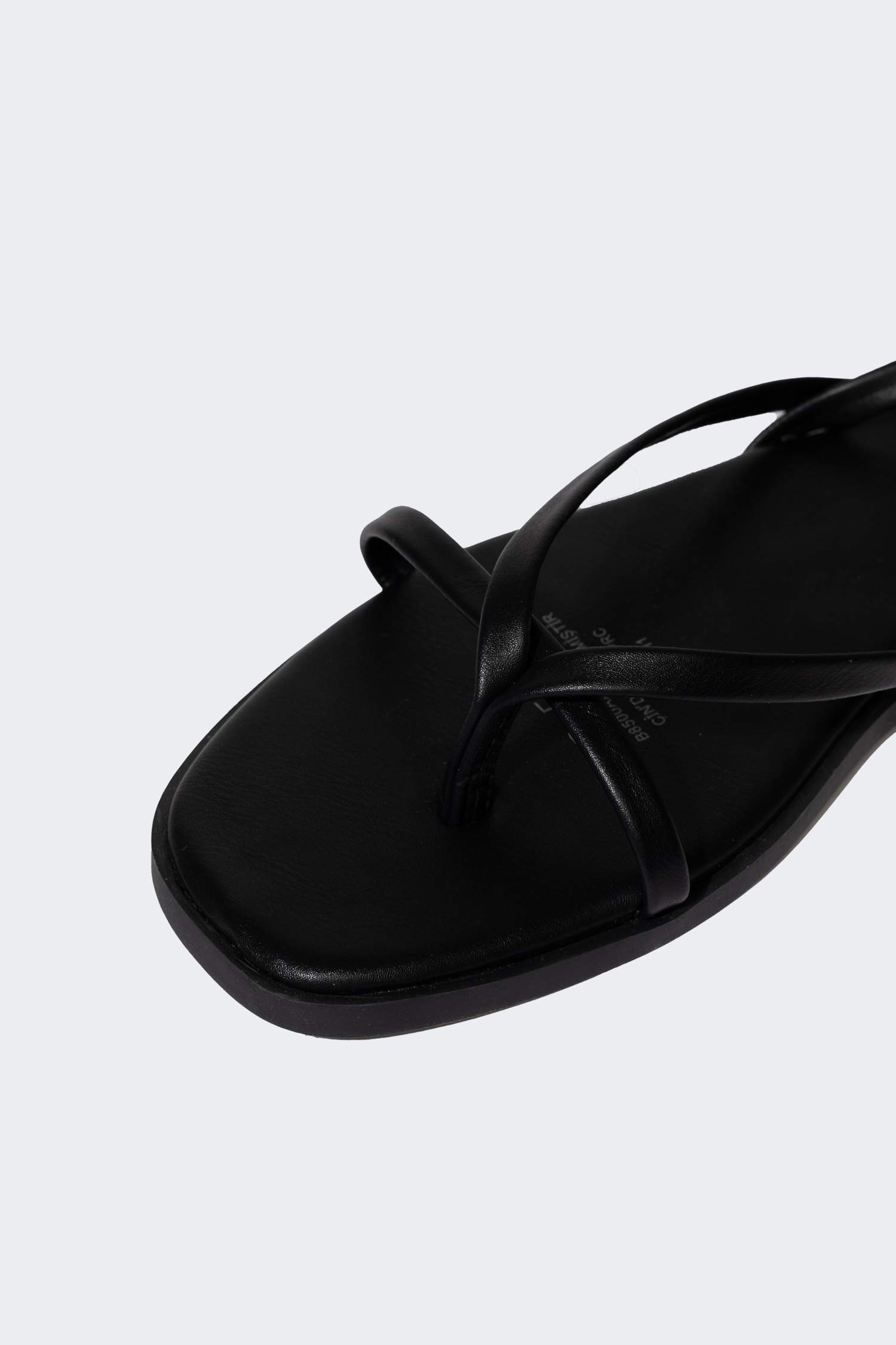 Сандалии на плоской подошве для женщин