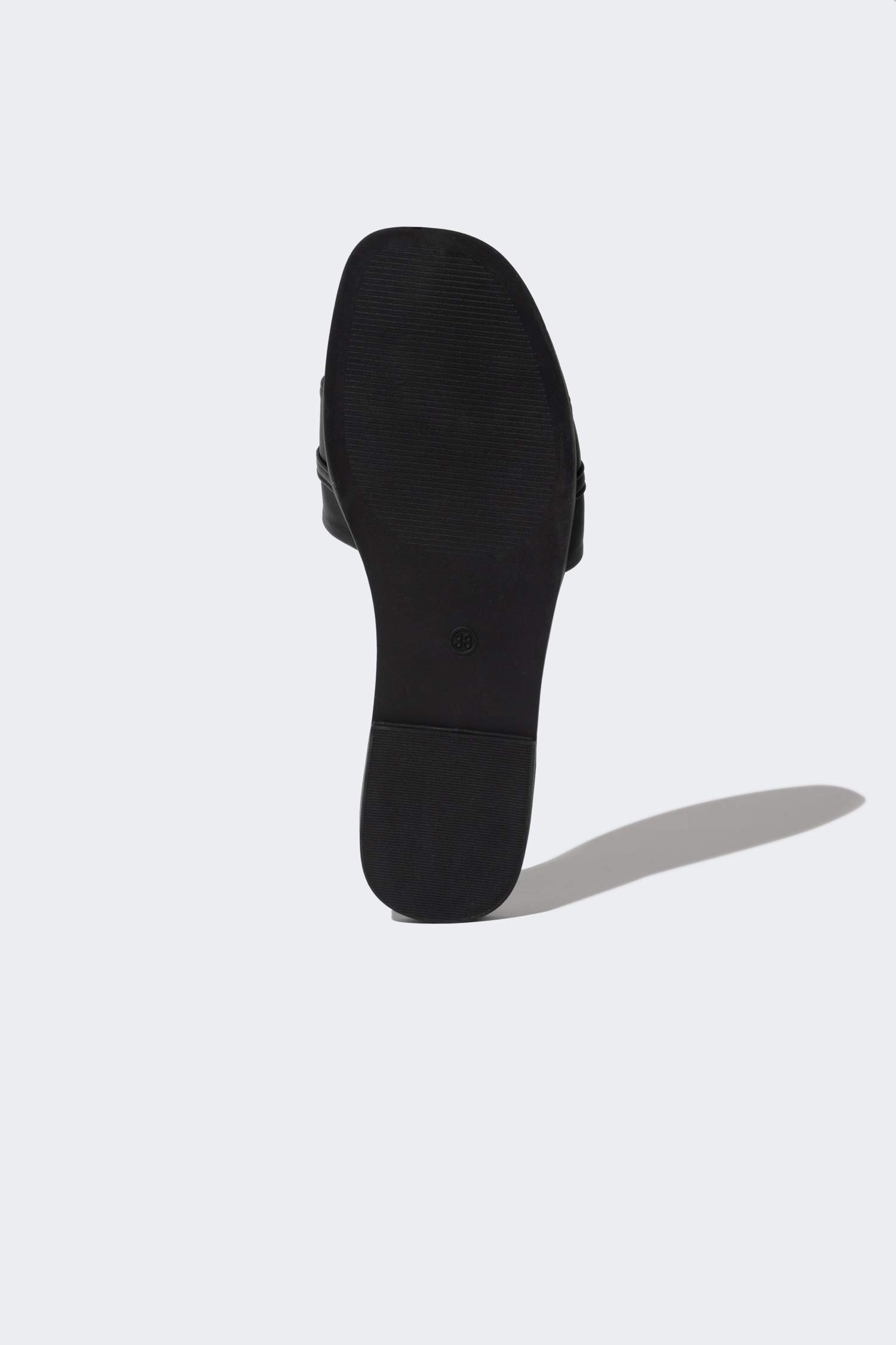 شبشب حريمي جلد صناعي بكعب مسطح