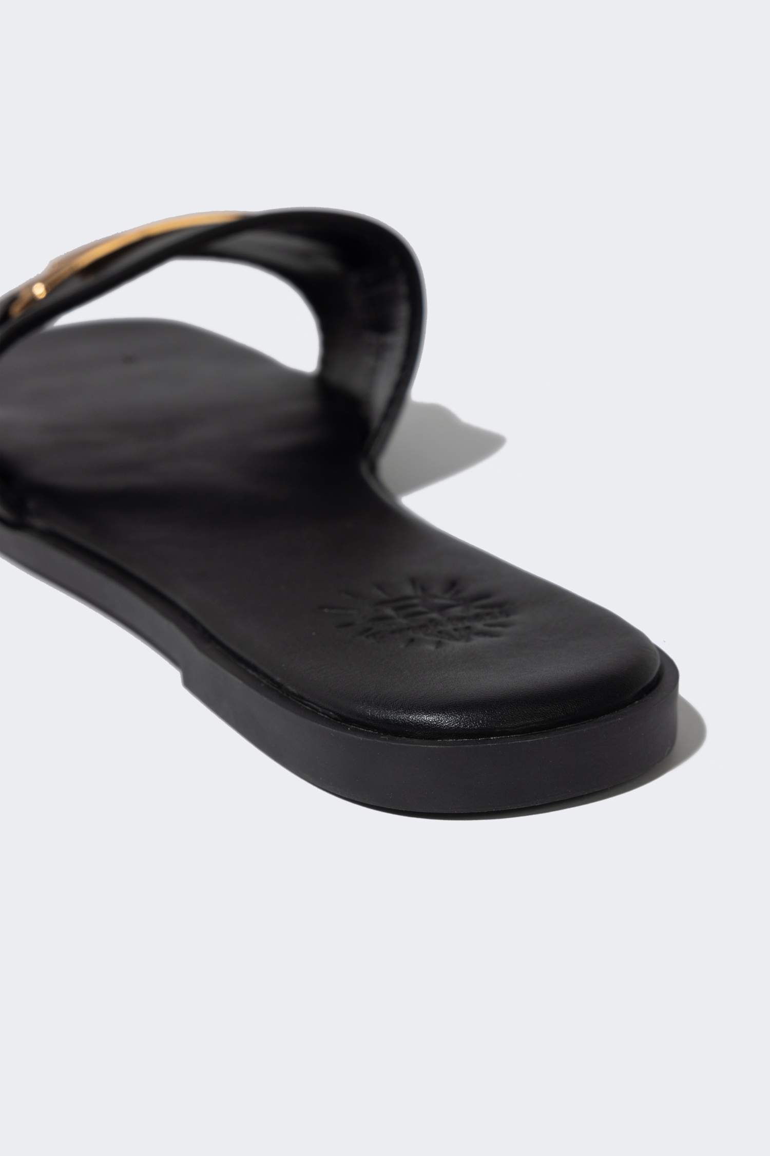 شبشب حريمي جلد صناعي بكعب مسطح