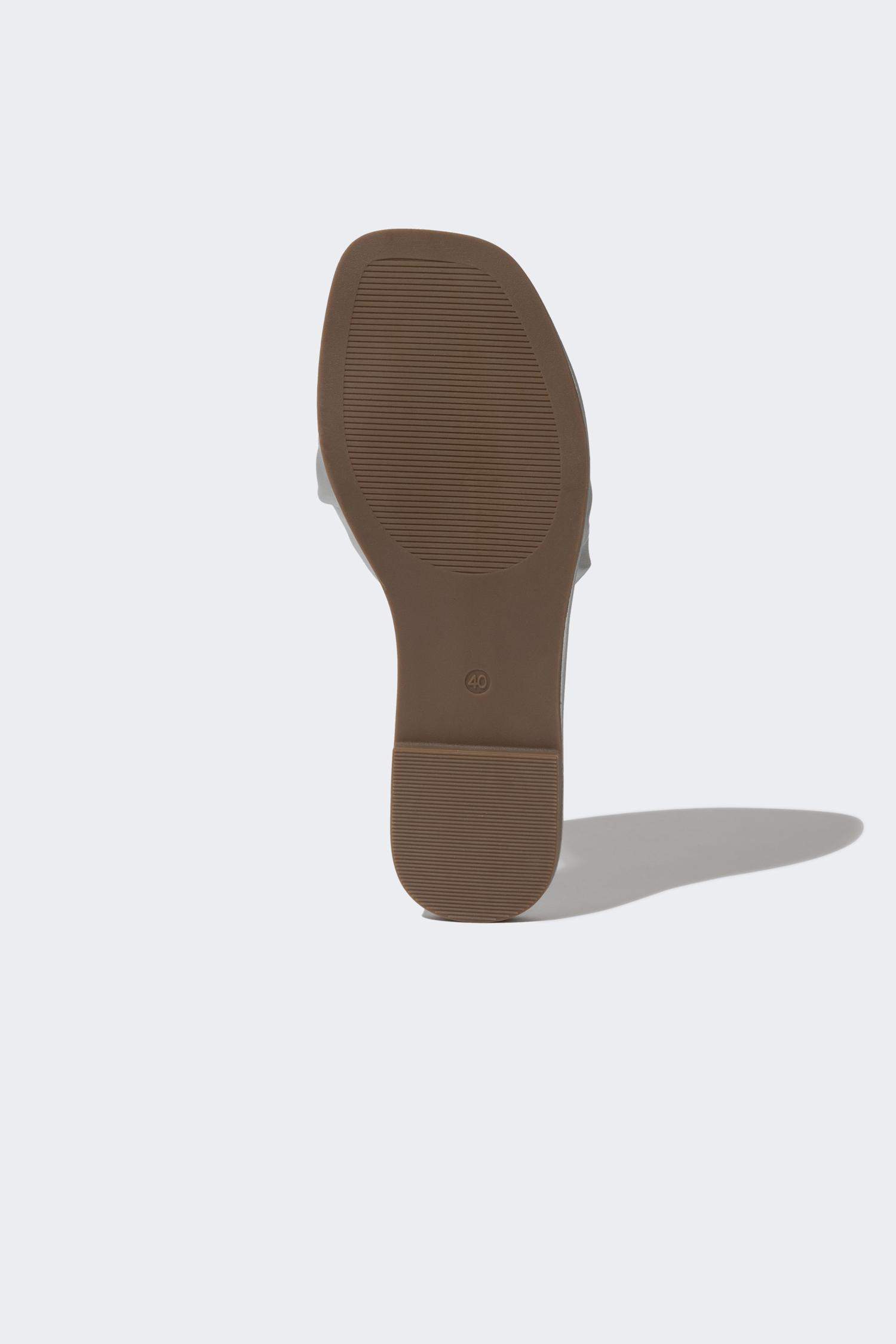 Woman Flat Sole Single Strap Faux Leather Slippers