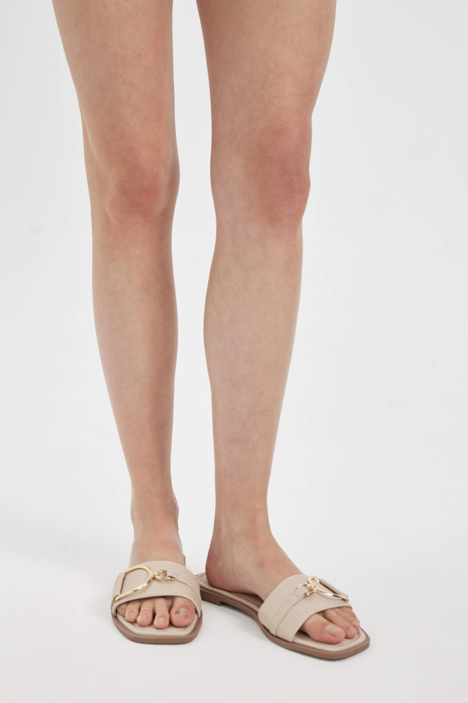 شبشب حريمي جلد صناعي بكعب مسطح