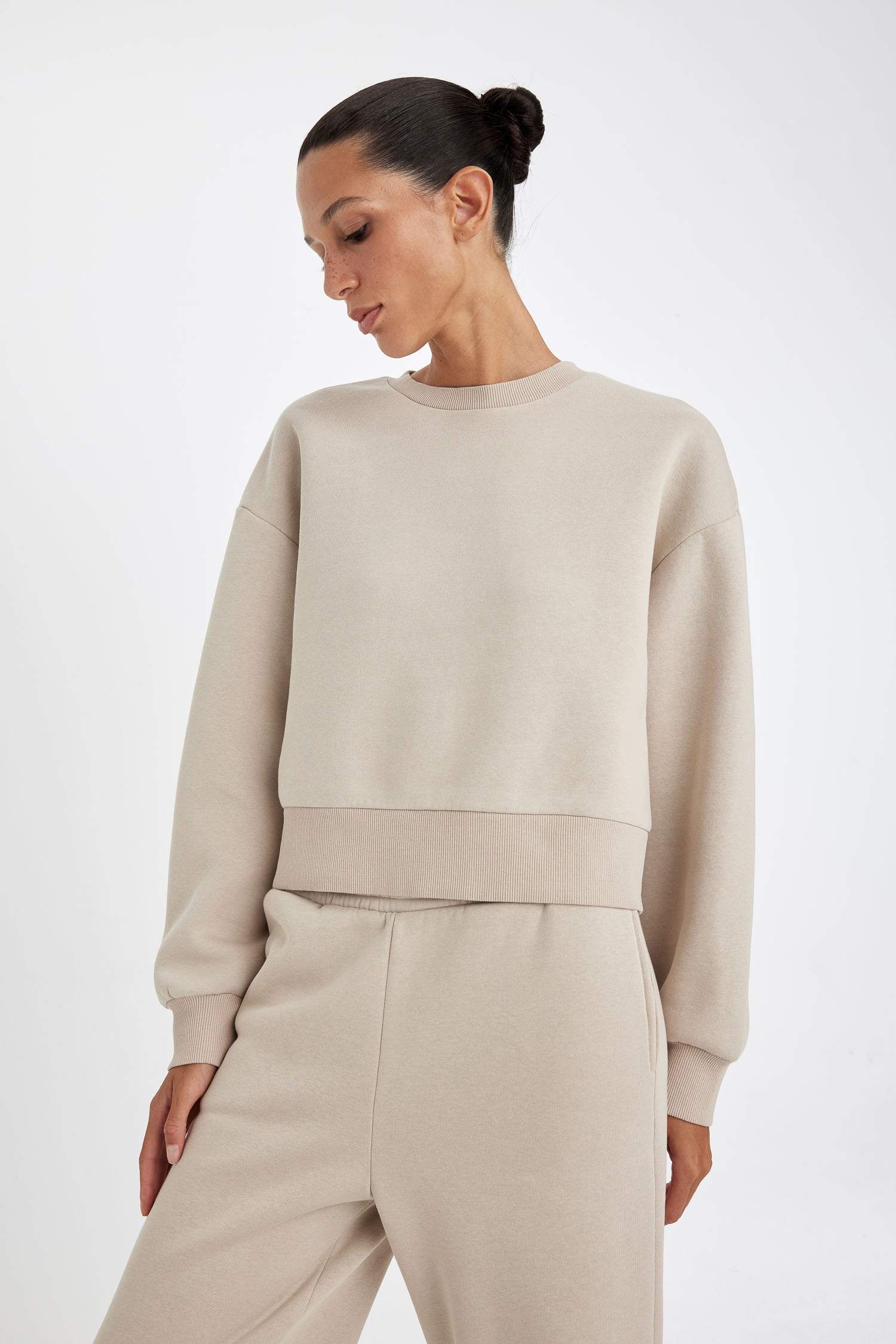 سويت شيرت اوفر سايز بيزك تقيل برقبة مستديرة