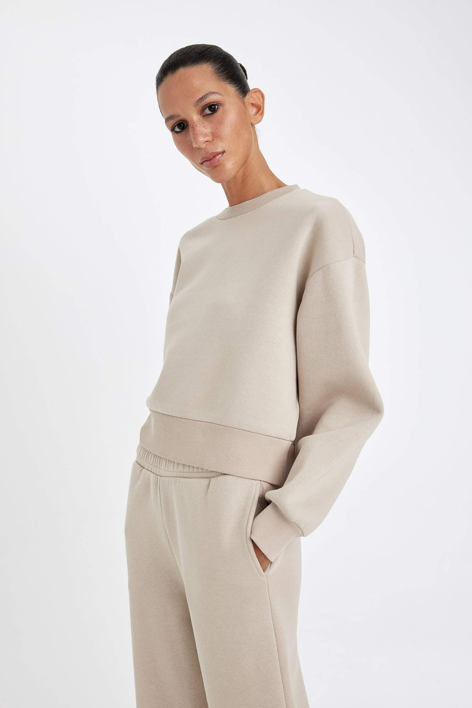 سويت شيرت اوفر سايز بيزك تقيل برقبة مستديرة