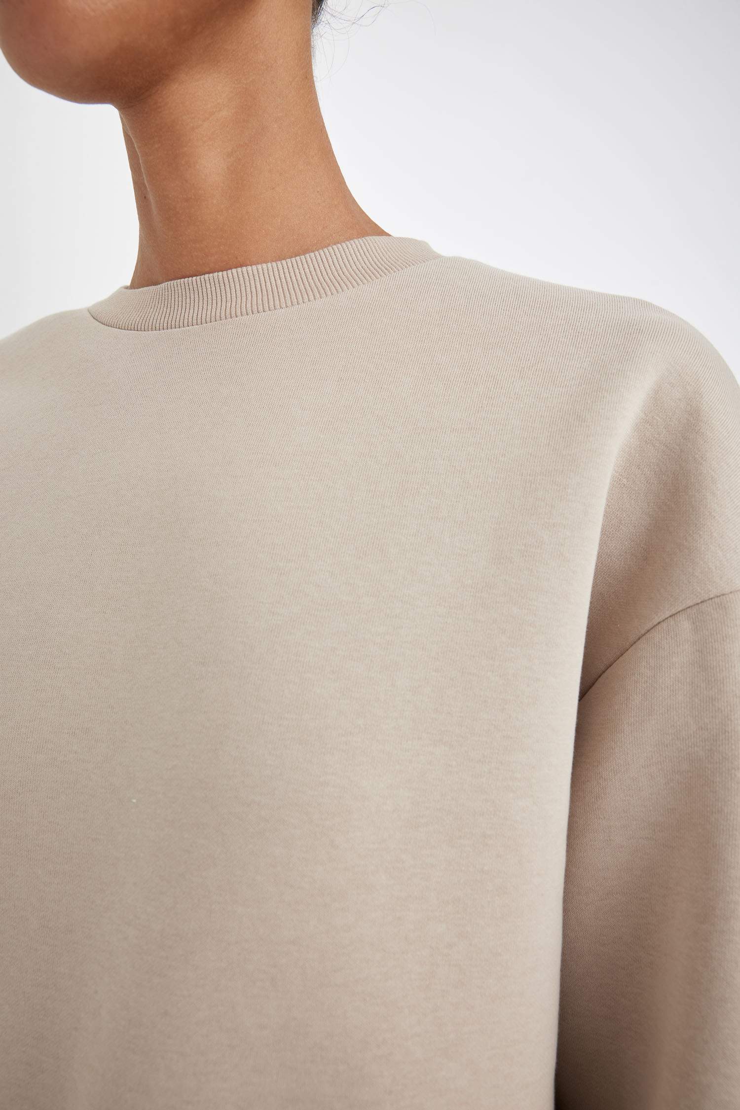 سويت شيرت اوفر سايز بيزك تقيل برقبة مستديرة