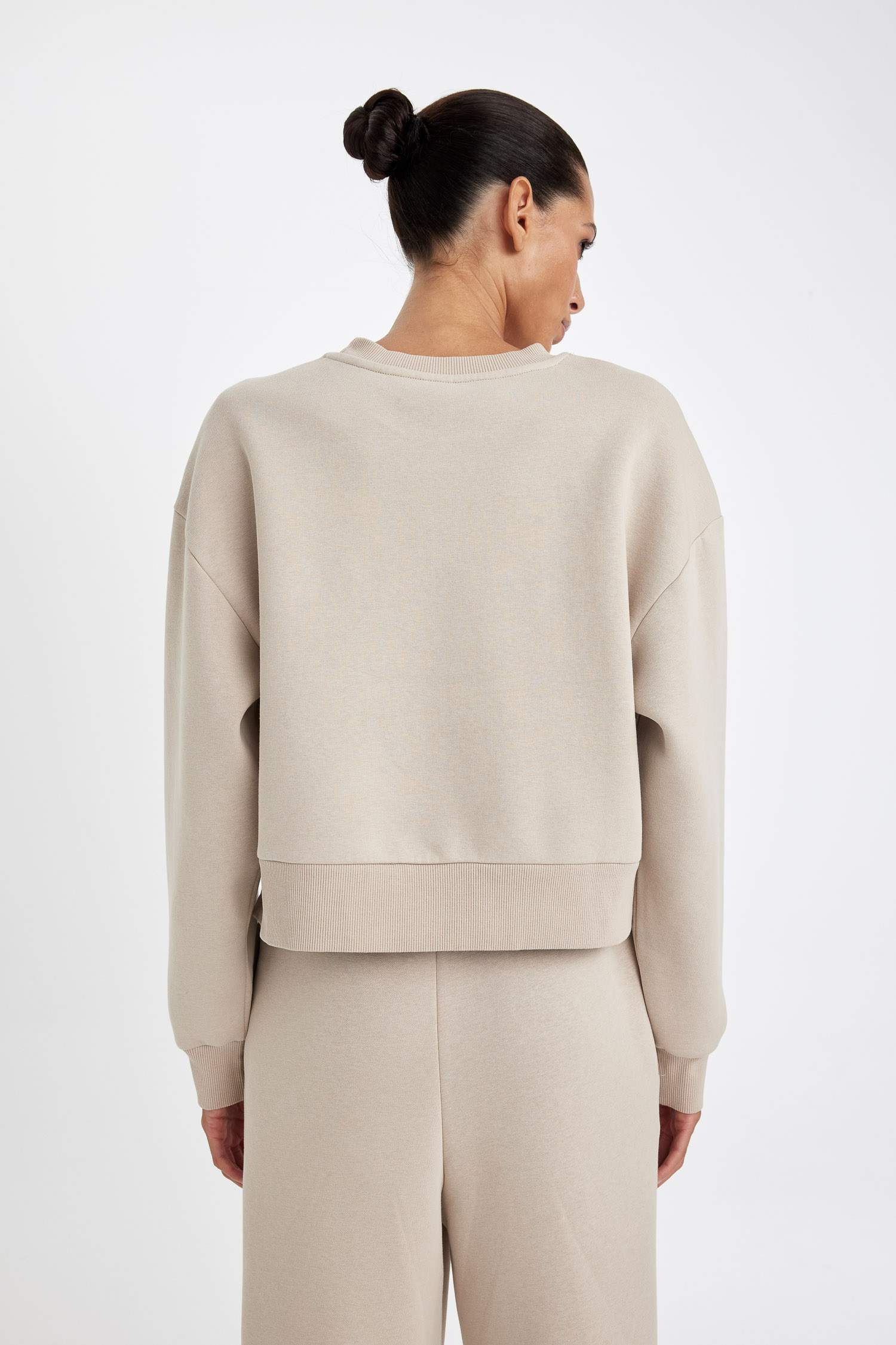 سويت شيرت اوفر سايز بيزك تقيل برقبة مستديرة