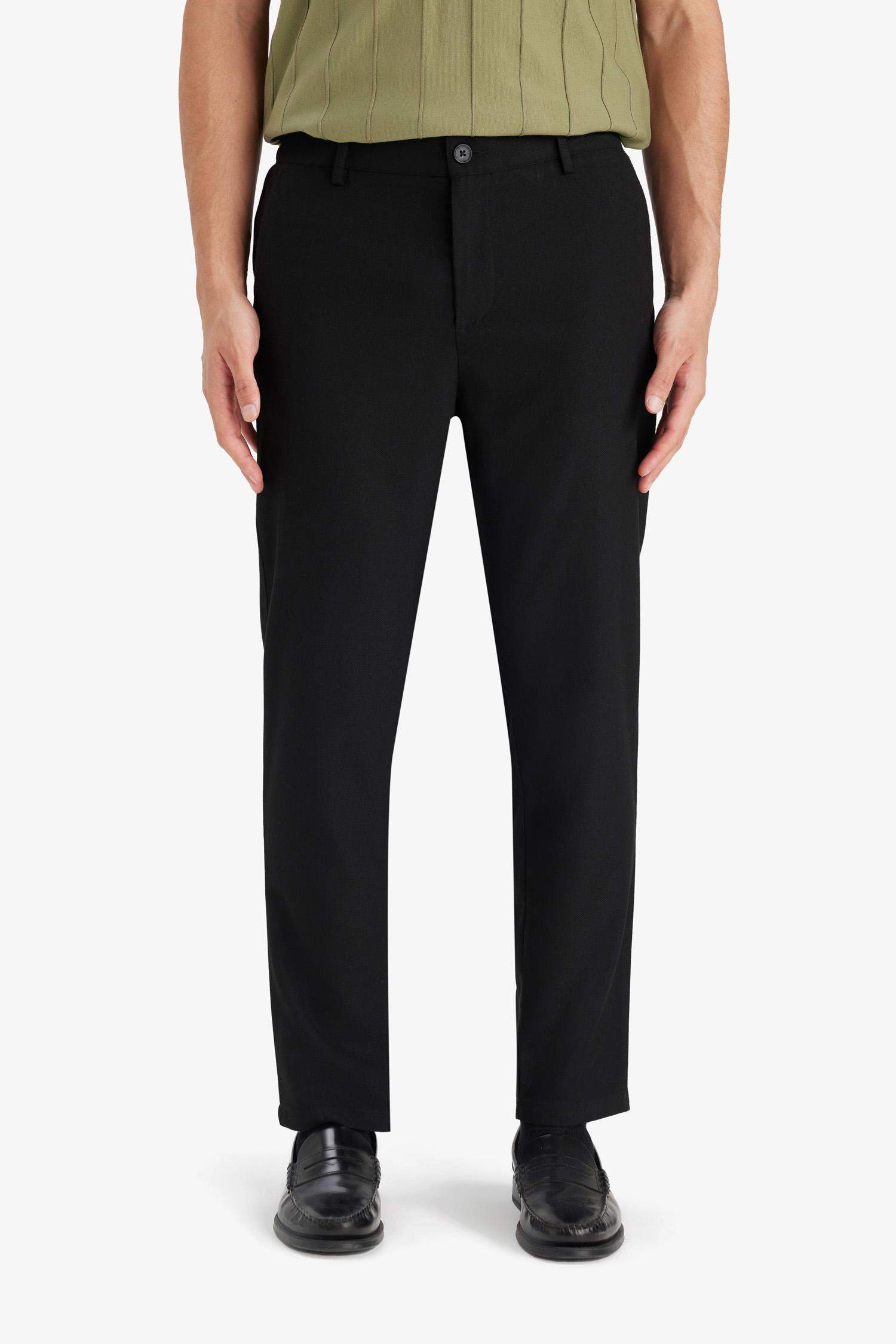 بنطلون جوجر فيت برجل عادية