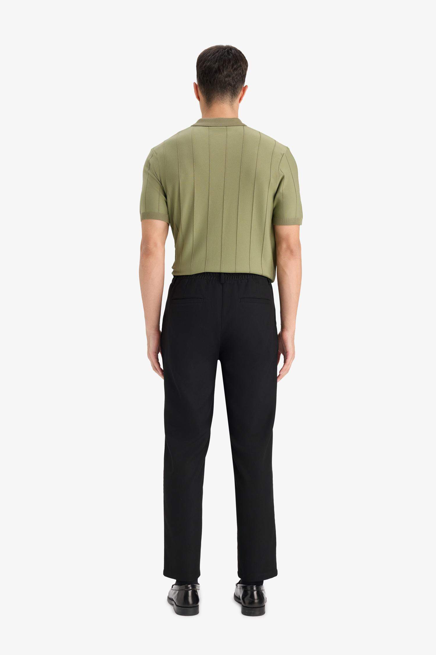 بنطلون جوجر فيت برجل عادية