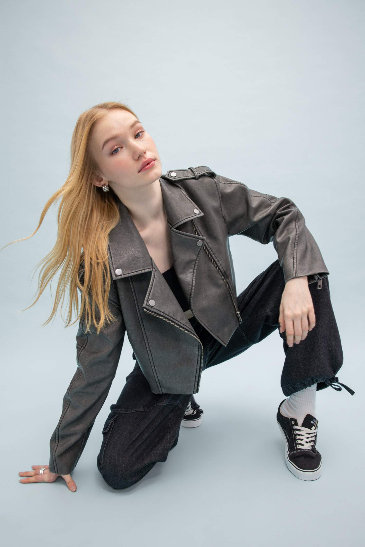 جاكيت جلد صناعي قصة عادية