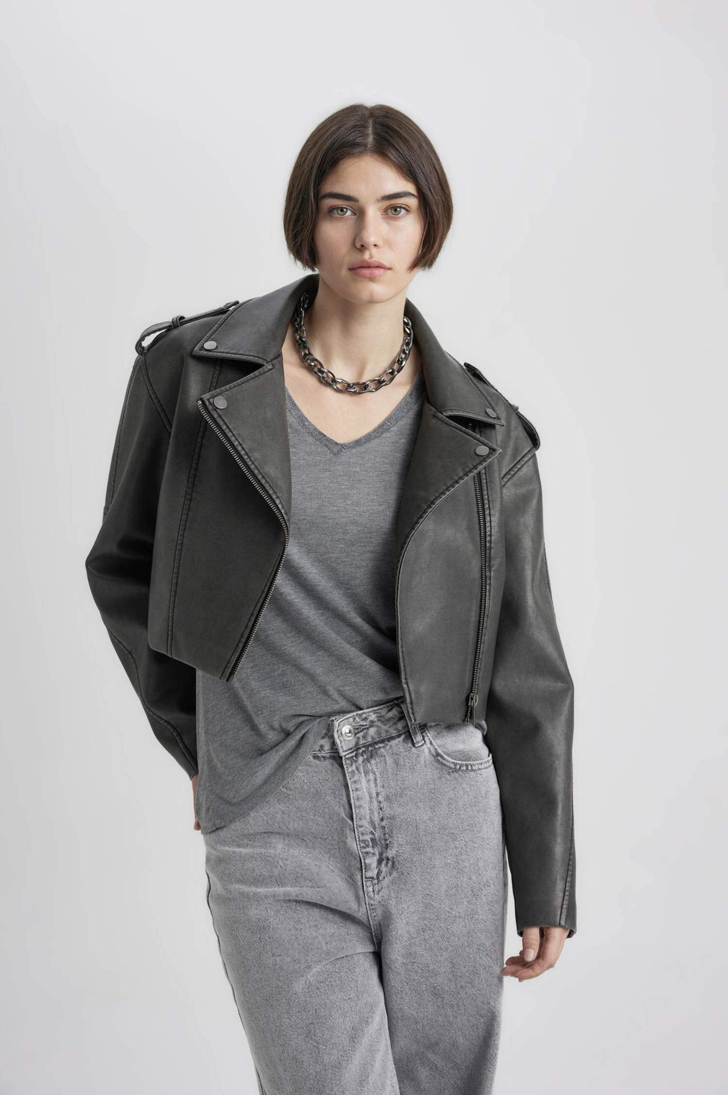 جاكيت جلد صناعي قصة عادية