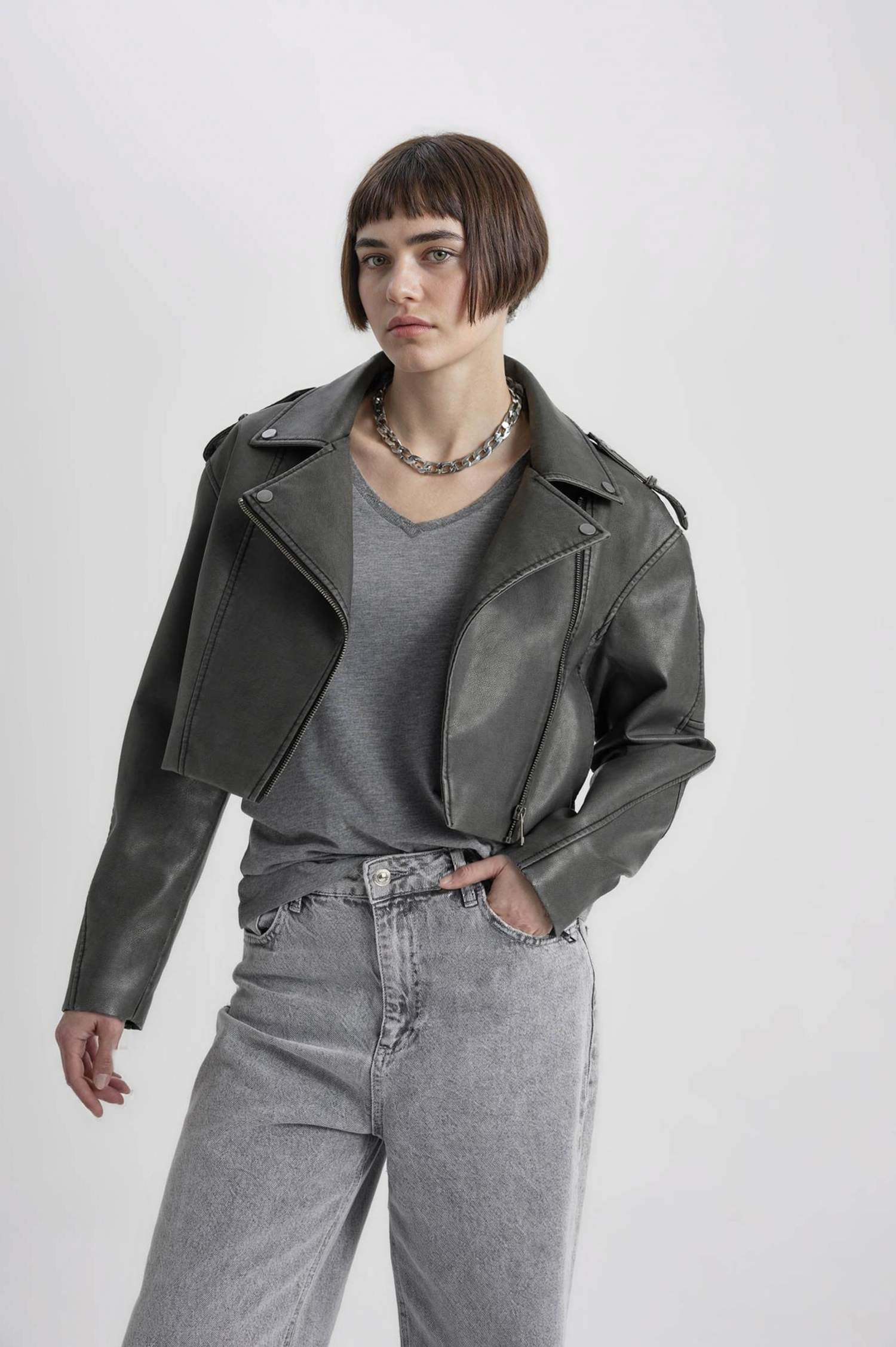 جاكيت جلد صناعي قصة عادية