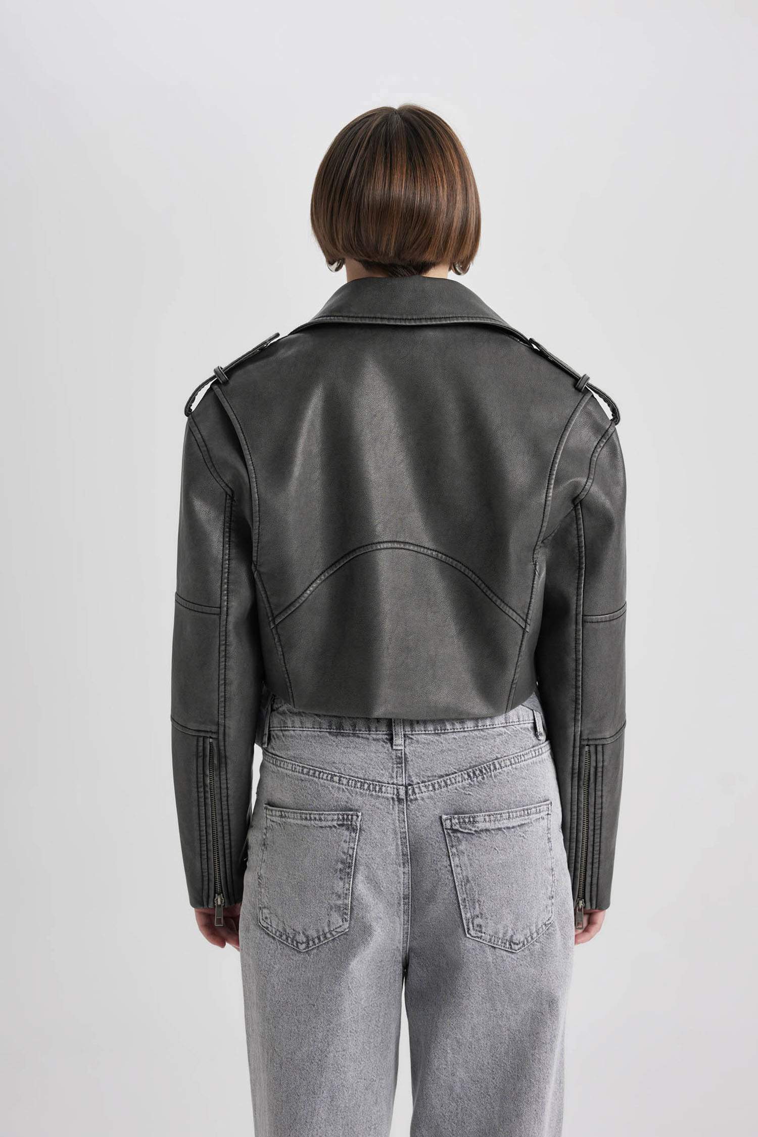 جاكيت جلد صناعي قصة عادية