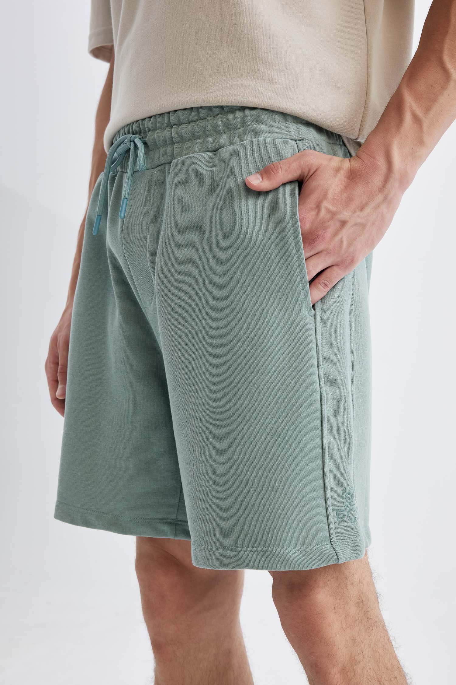 شورت قصة عادية بجيب برجل عادي