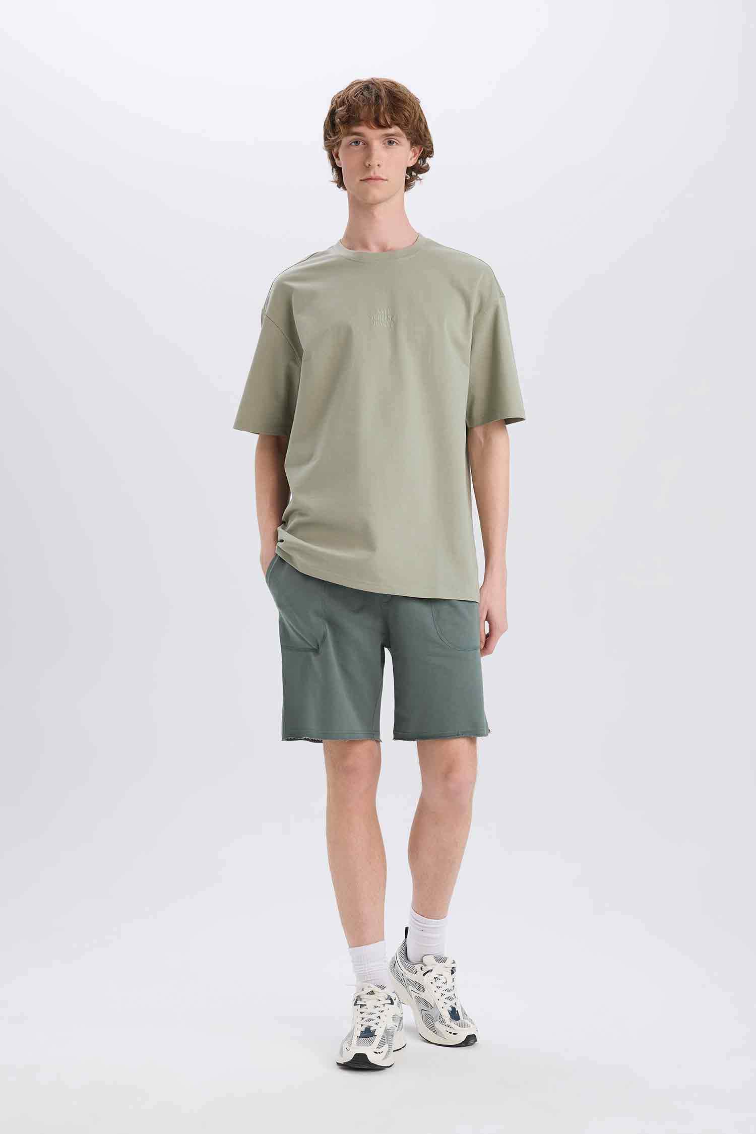 Шорты скинни, узкие, с карманами, базовые