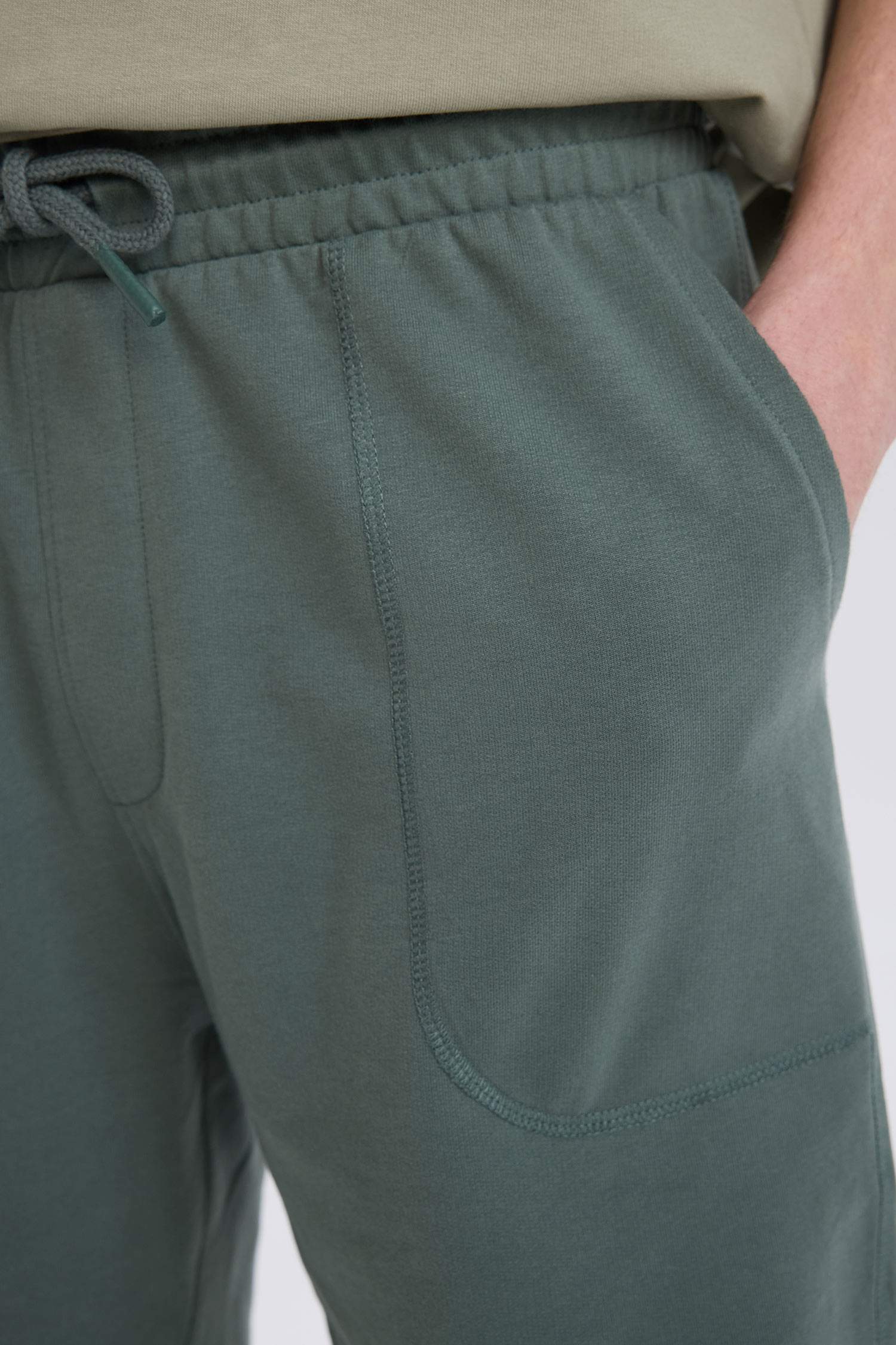 Шорты скинни, узкие, с карманами, базовые