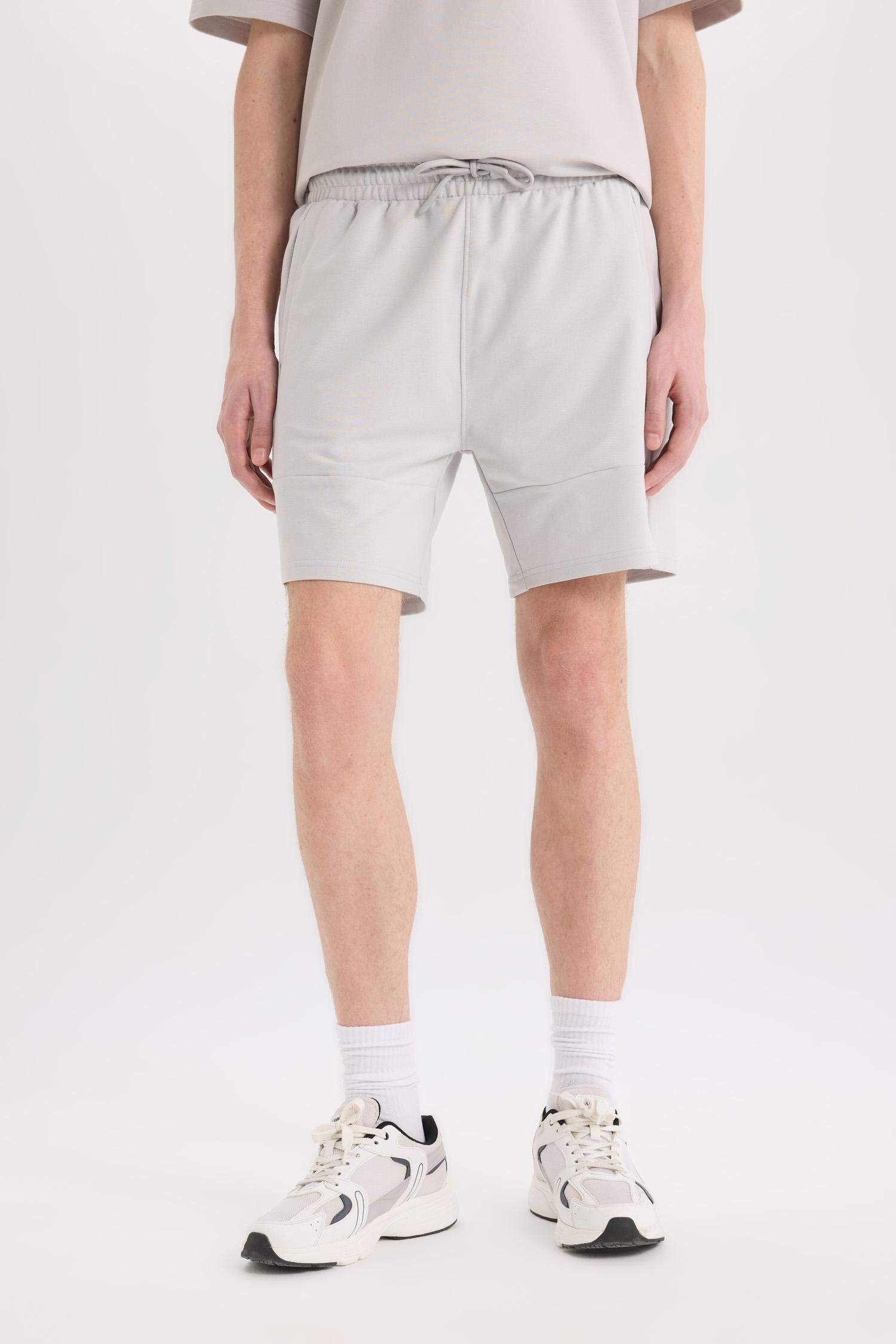 شورت بيزك سليم فيت برجل ضيقة