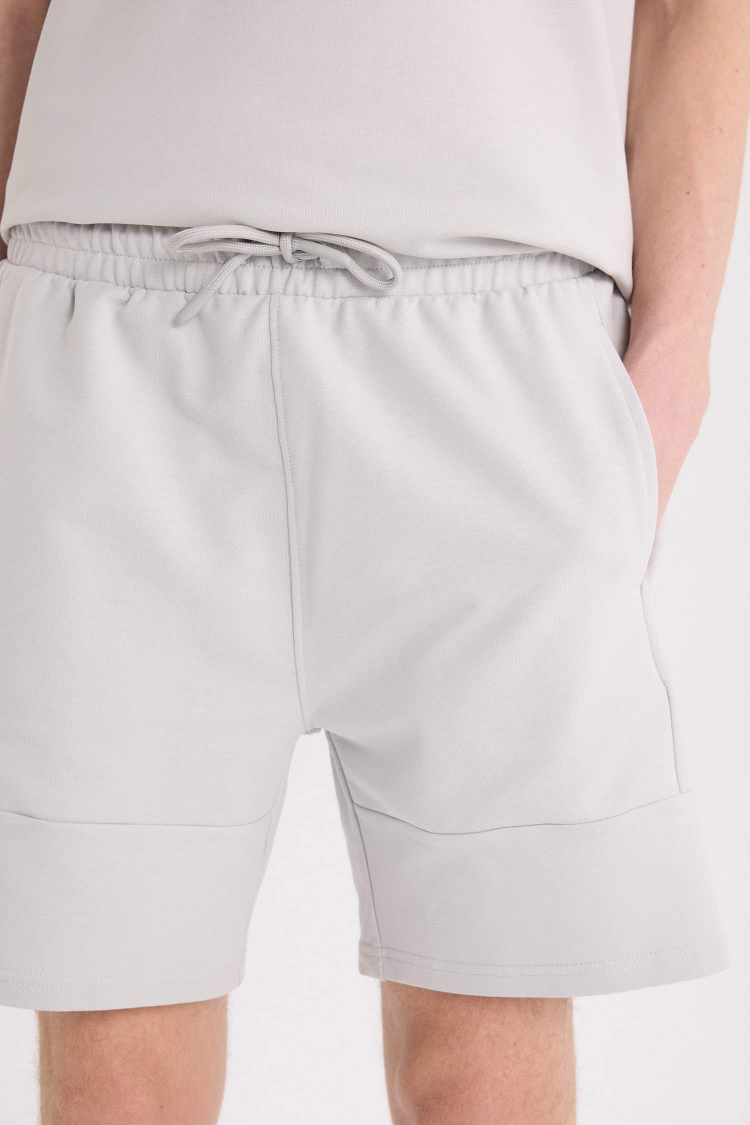 شورت بيزك سليم فيت برجل ضيقة