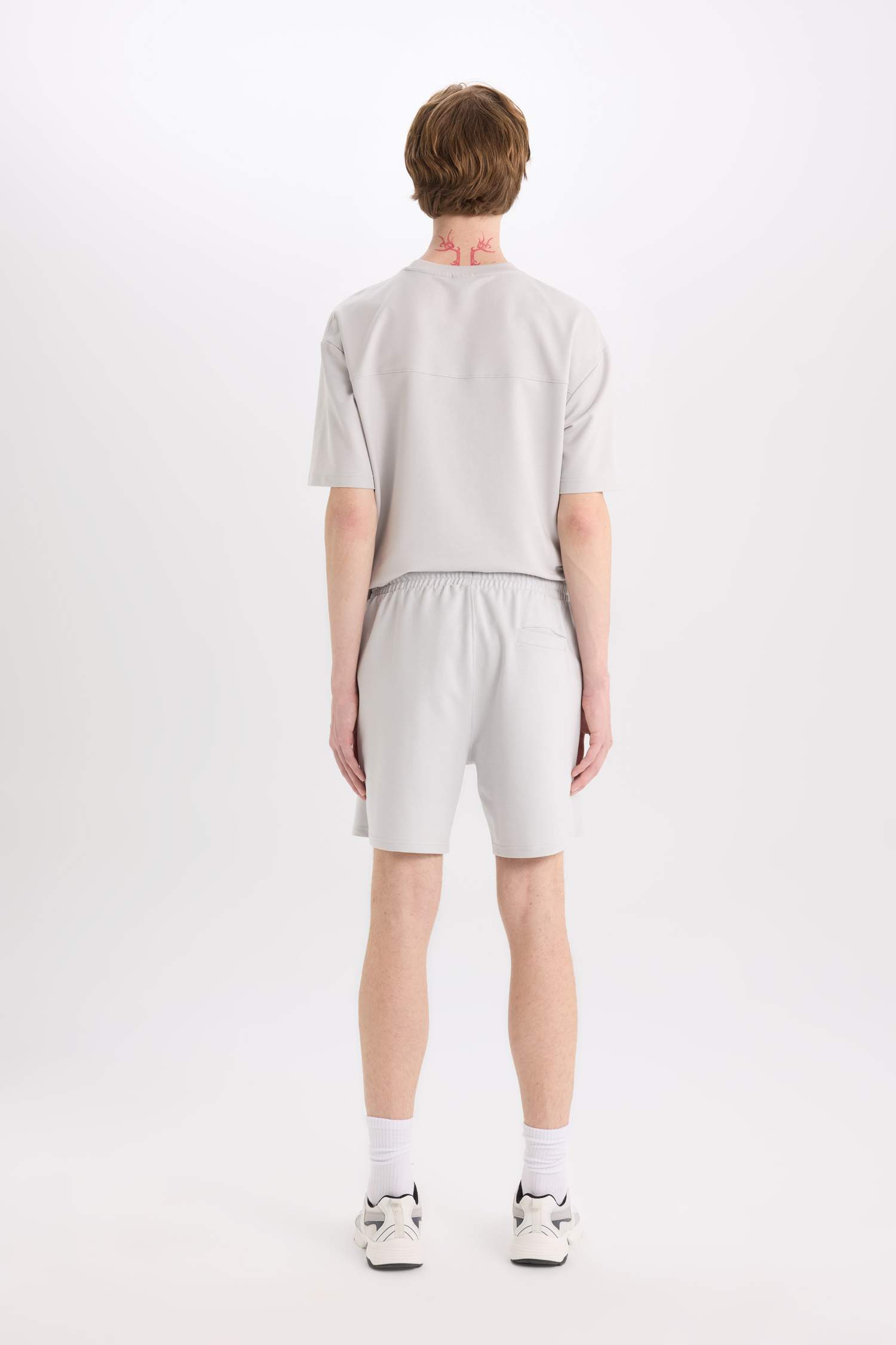 شورت بيزك سليم فيت برجل ضيقة