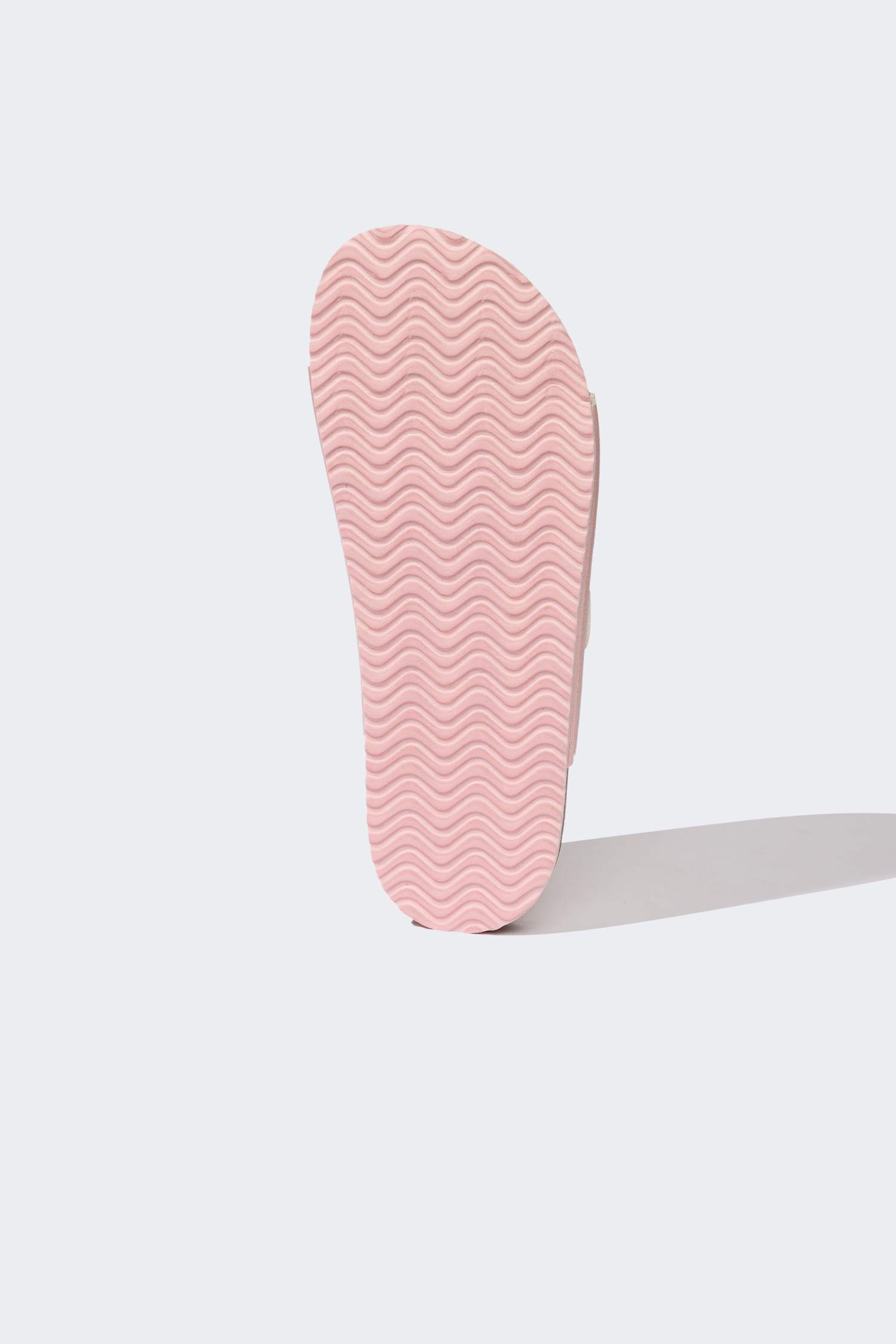 صندل بنات من جلد صناعي بكعب مسطح بشريط مزدوج