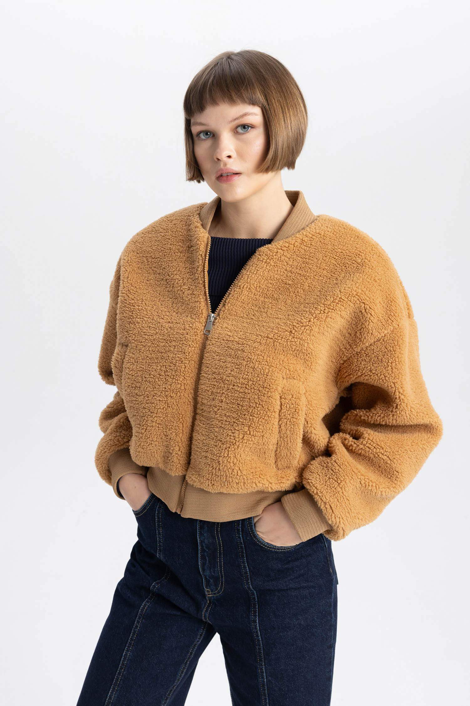 جاكيت بومبر قطيفة