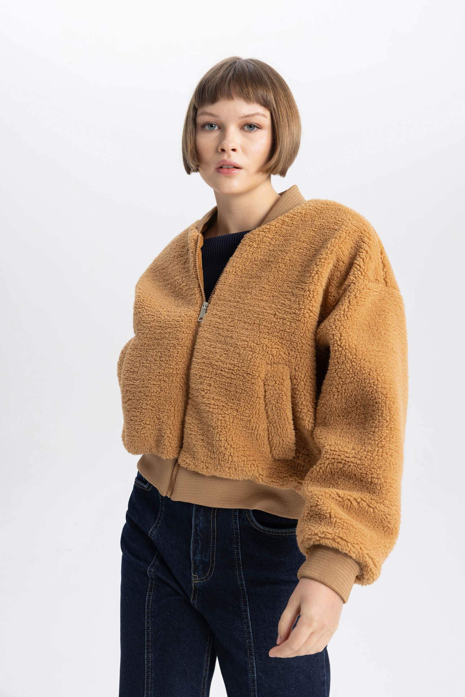 جاكيت بومبر قطيفة