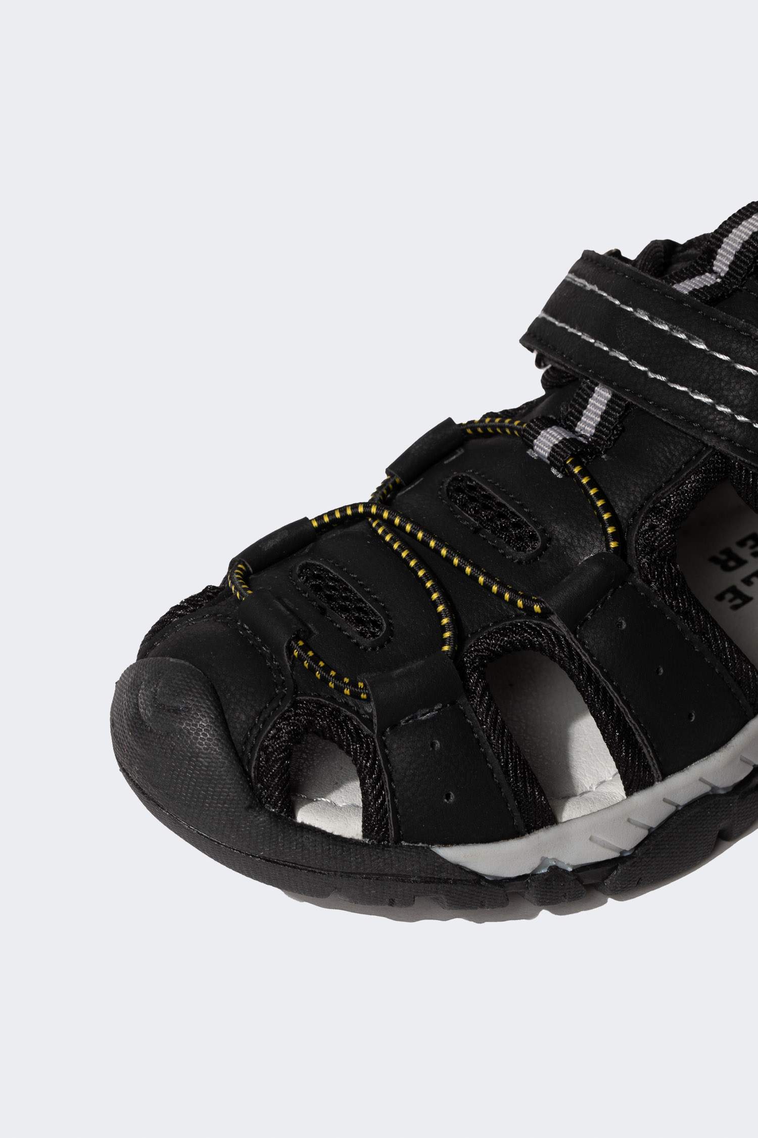 صندل ولادي بكعب مسنن