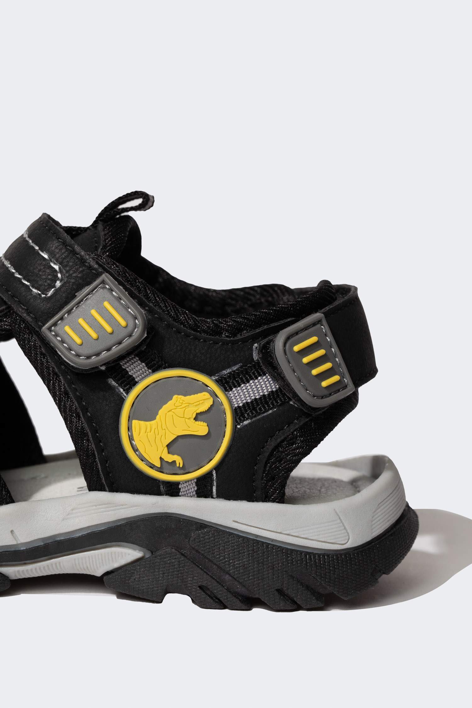 صندل ولادي بكعب مسنن