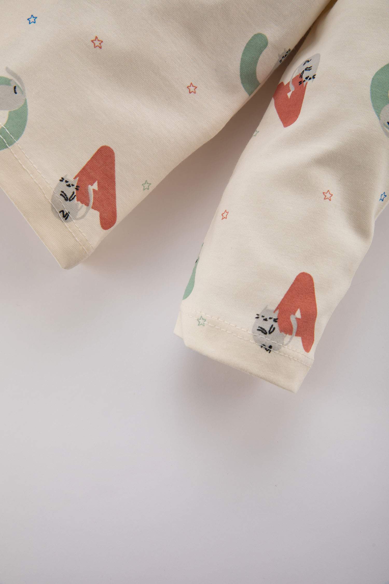 طقم بيجاما ولادي بطبعة شعار ممشط - قطعتين