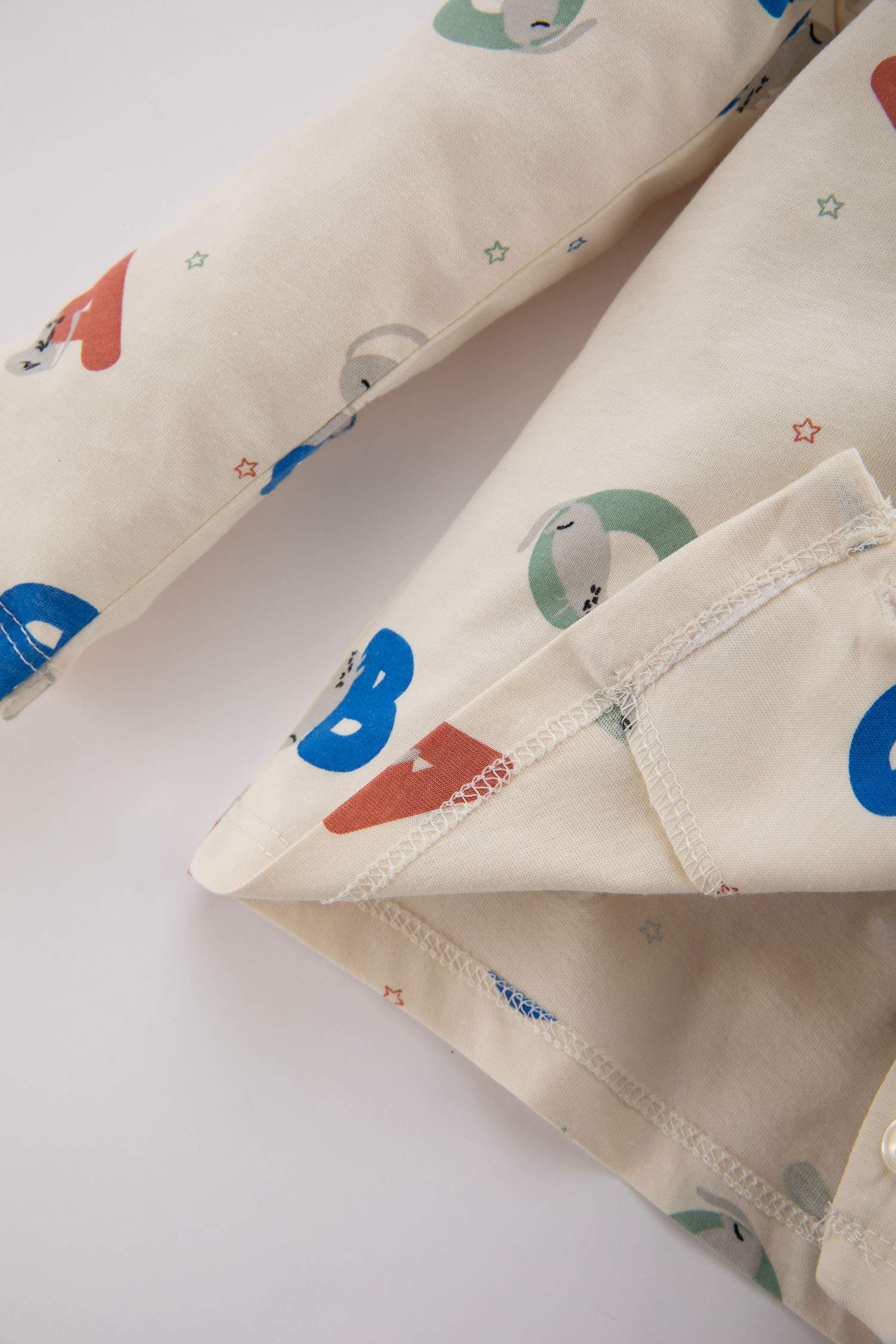 طقم بيجاما ولادي بطبعة شعار ممشط - قطعتين